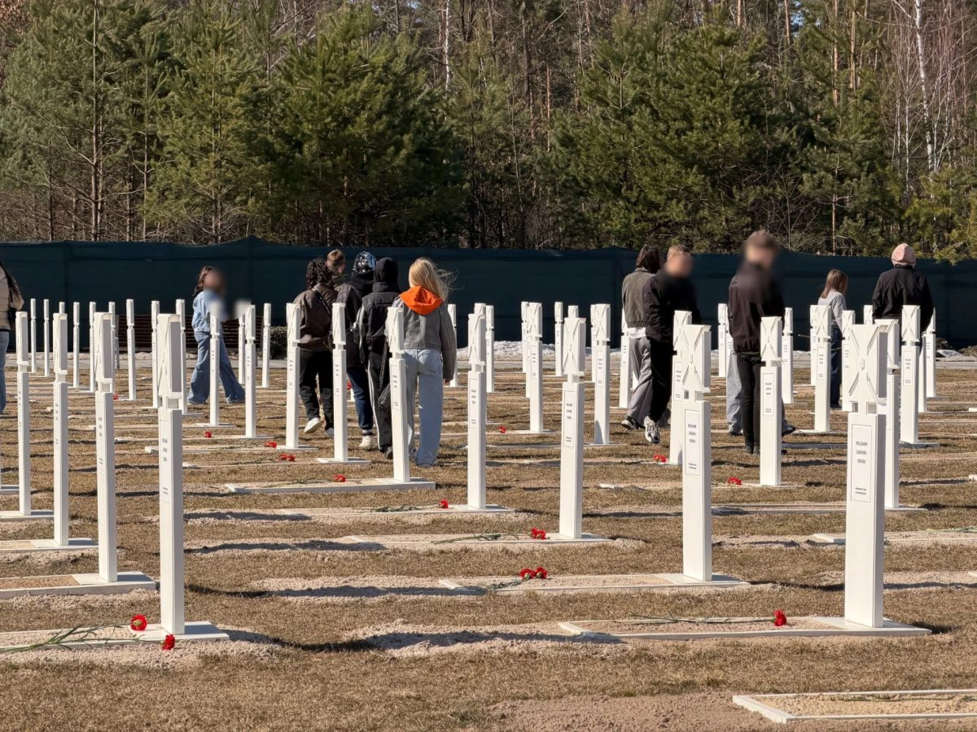 Молитва і квіти для полеглих: молодь з Буковини відвідала Національне військове меморіальне кладовище