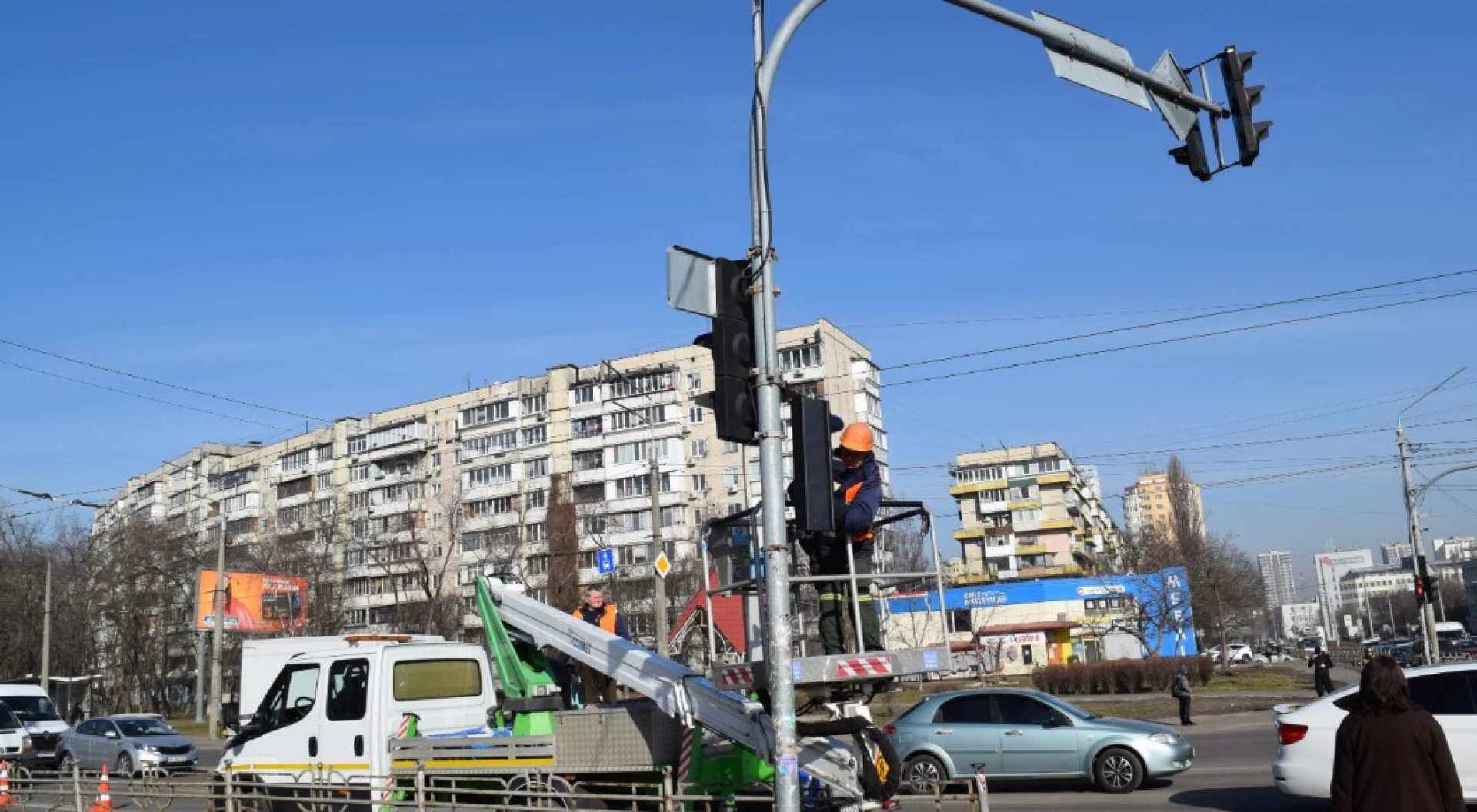 У Києві проводять весняну профілактику світлофорів і дорожніх знаків