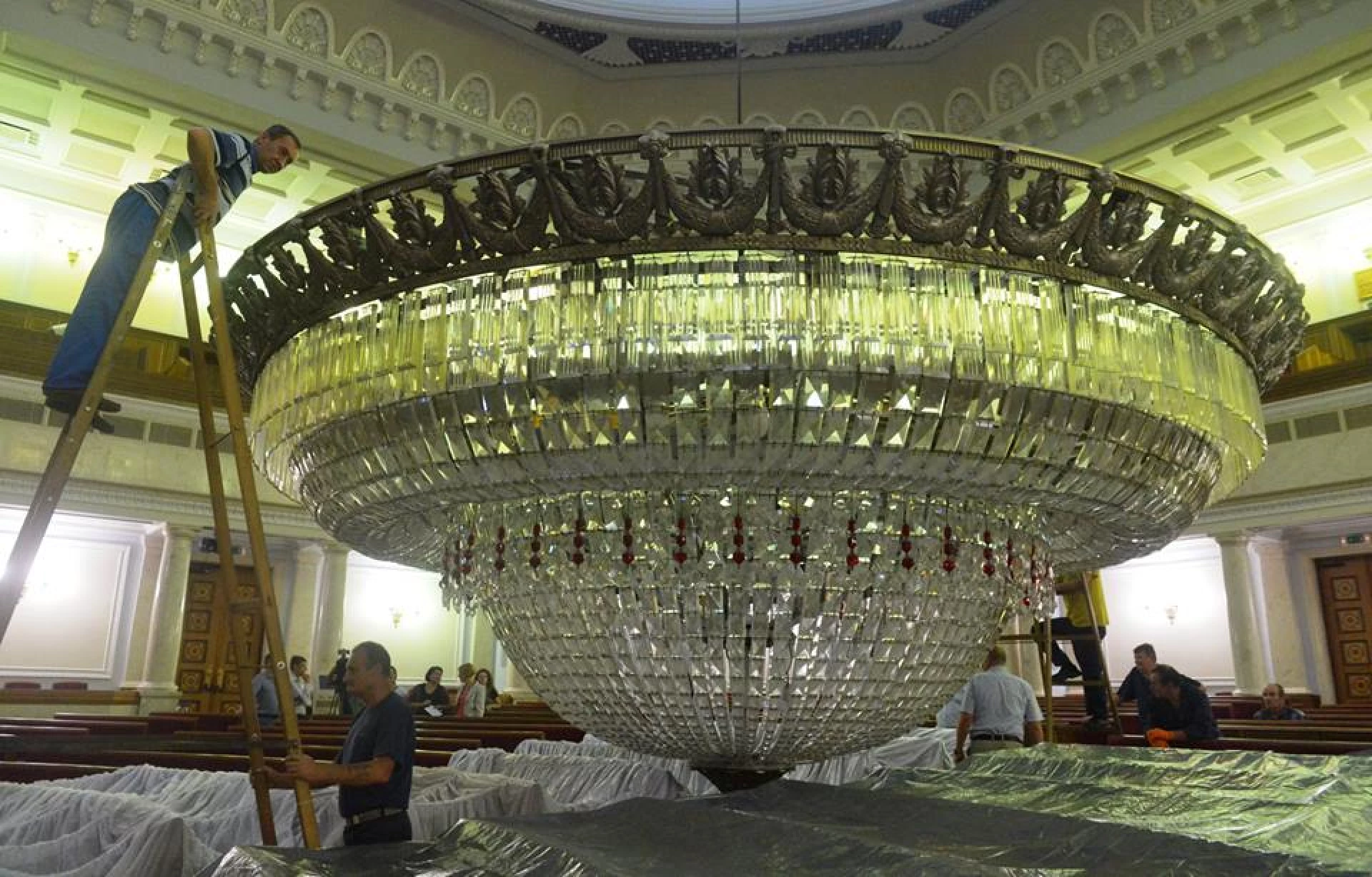 У Раді ремонтують люстру, яка важить понад 3 тонни