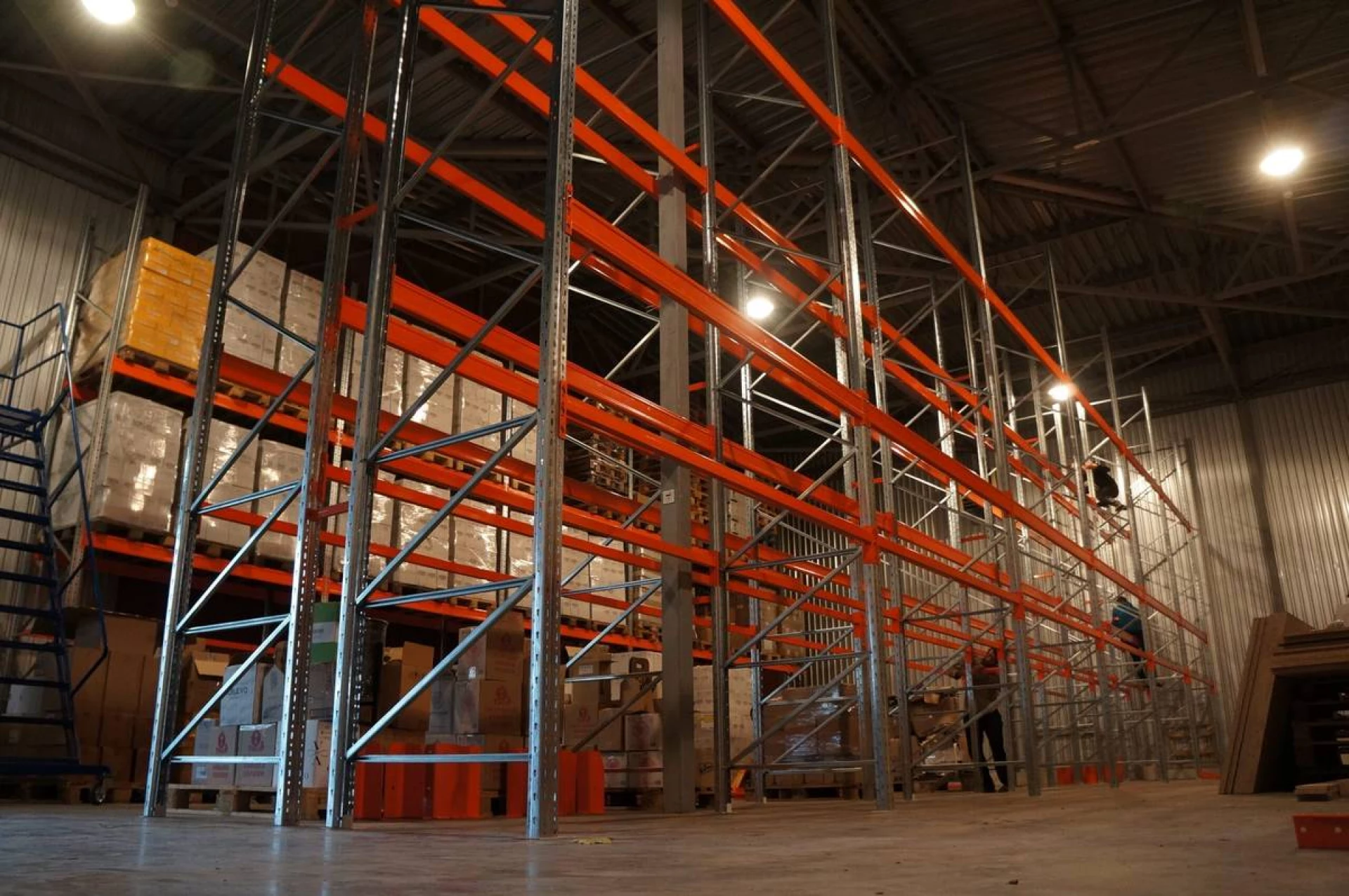 Палетні стелажі: як використати кожен метр складу максимально ефективно