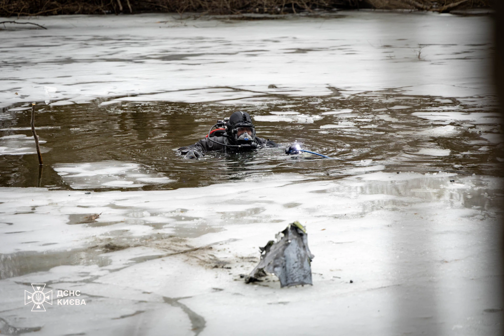 У Києві з річки дістали уламки російської ракети