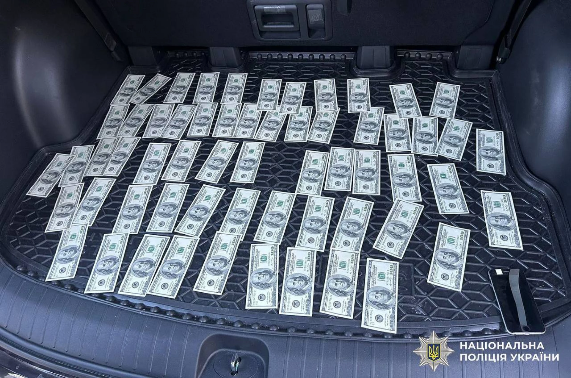 У столиці затримали офіцера ЗСУ, який за 9 000 доларів обіцяв перевести бійця в тил