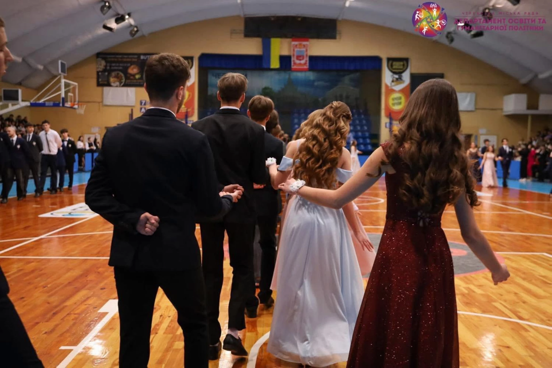 У Черкасах провели благодійний дипломатичний бал для підтримки молоді Херсона