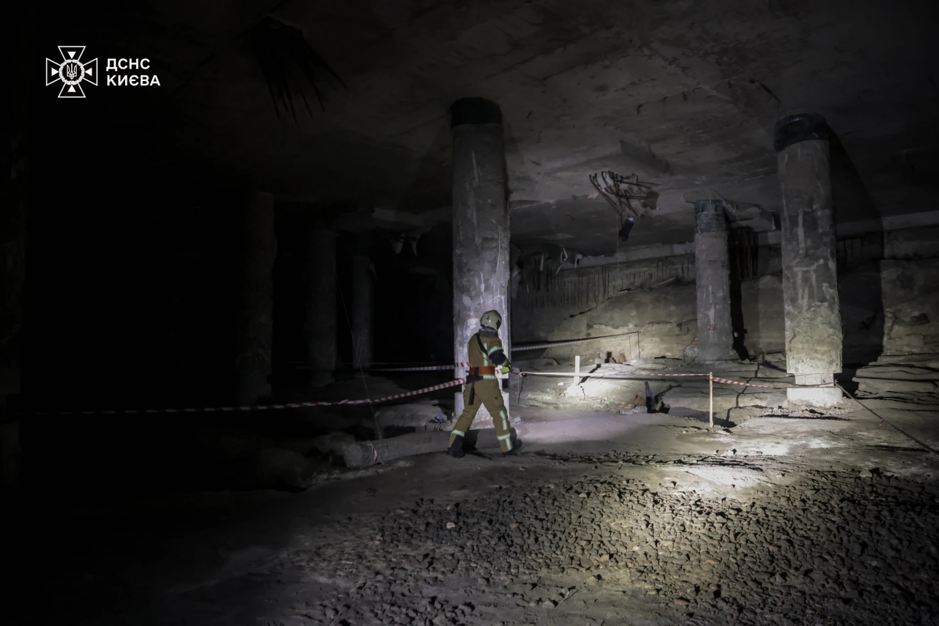 Киянин впав у 5-метрову яму у покинутій будівлі