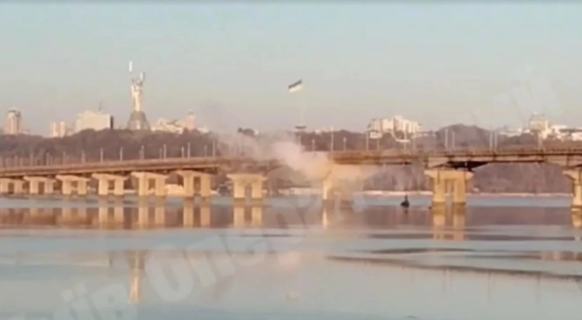 «Київтеплоенерго» ліквідувало пошкодження тепломережі на мосту Патона