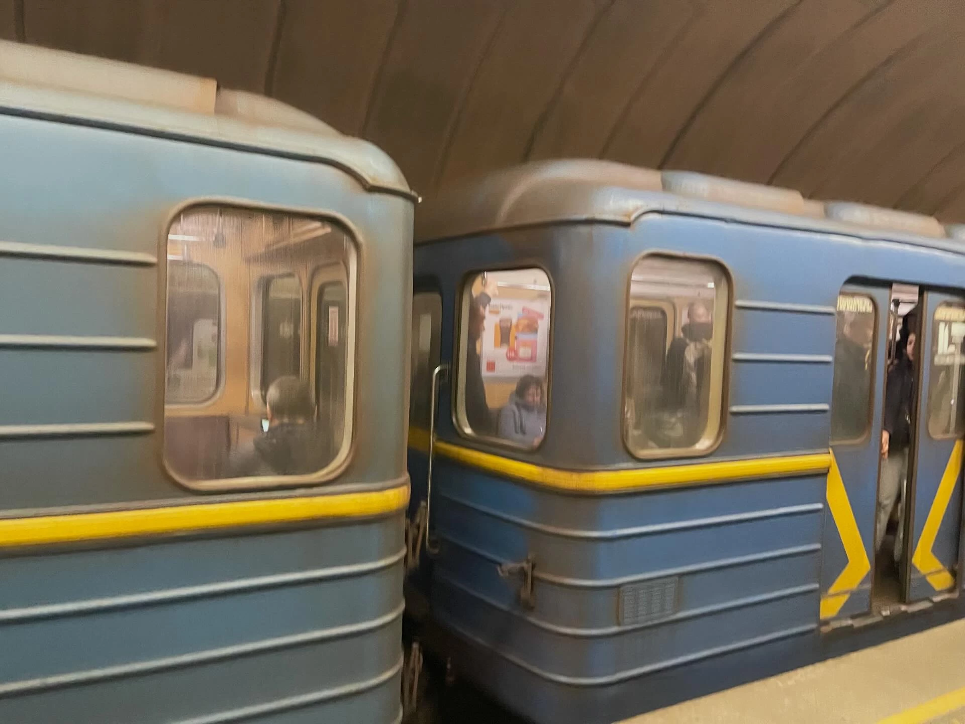 «До Чистого четверга помиємо»: у Київському метрополітені відповіли на зауваження щодо брудних вагонів