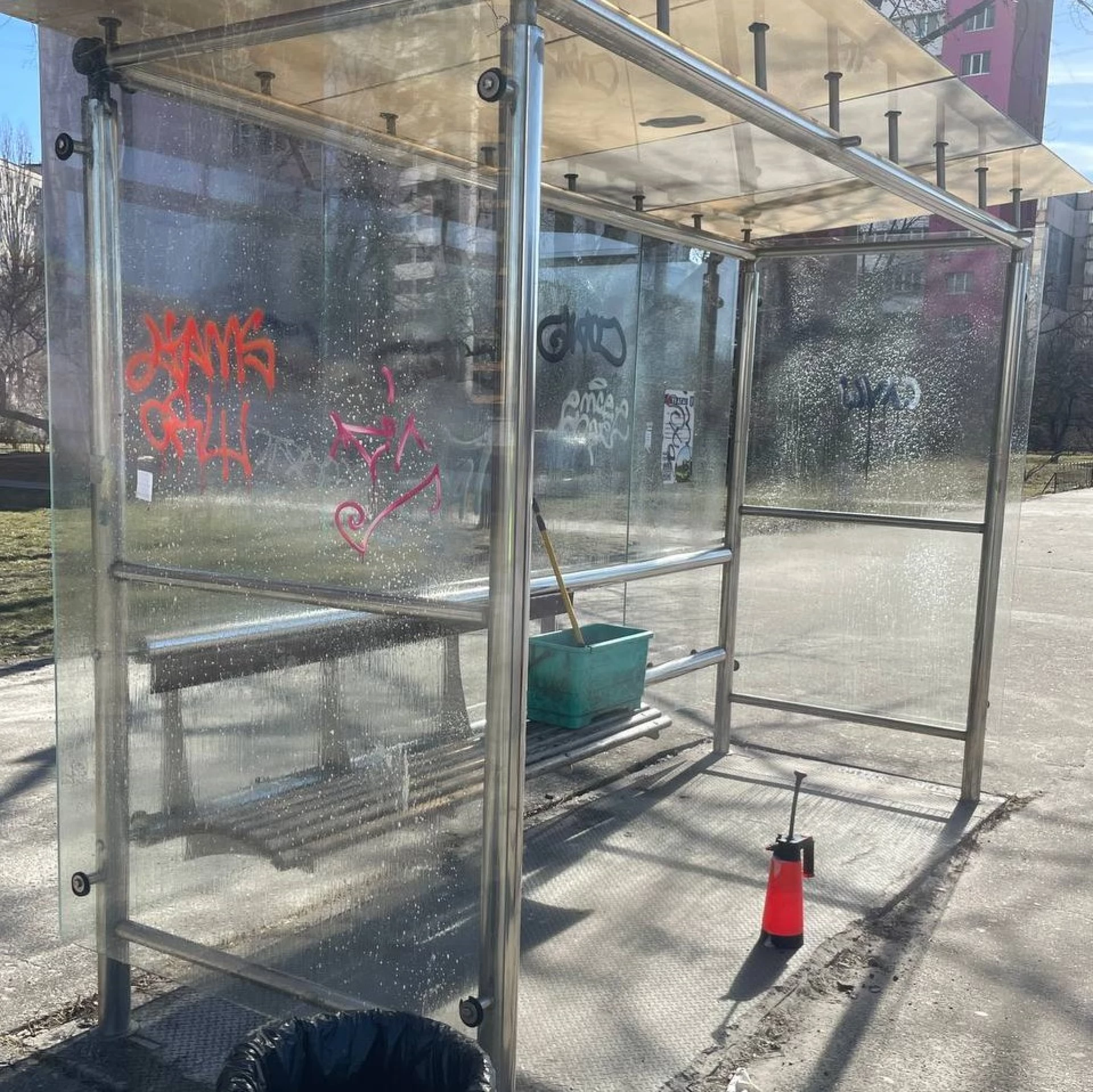 У Києві миють зупинки та ремонтують павільйони після зими