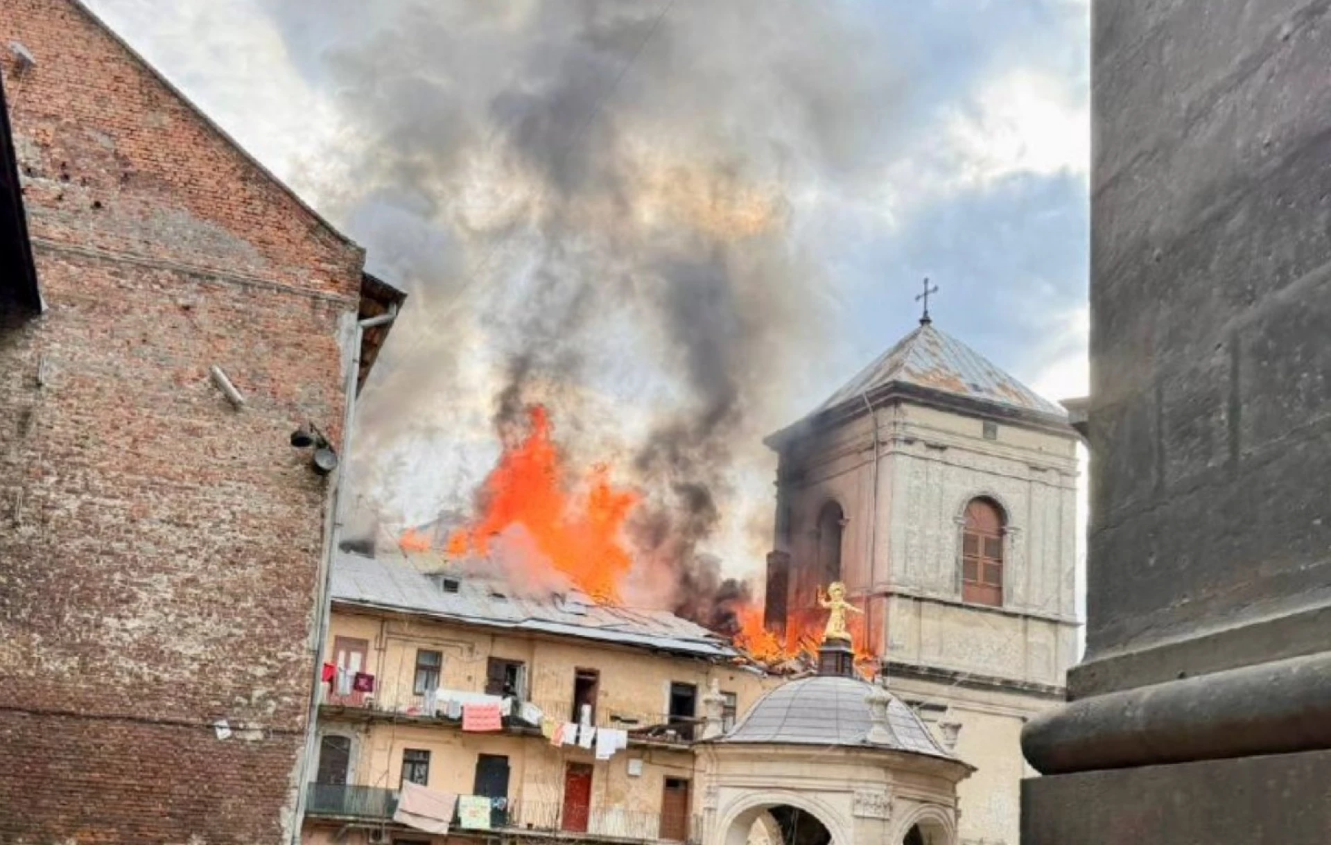 Влучання у центрі Львова: горить будинок
