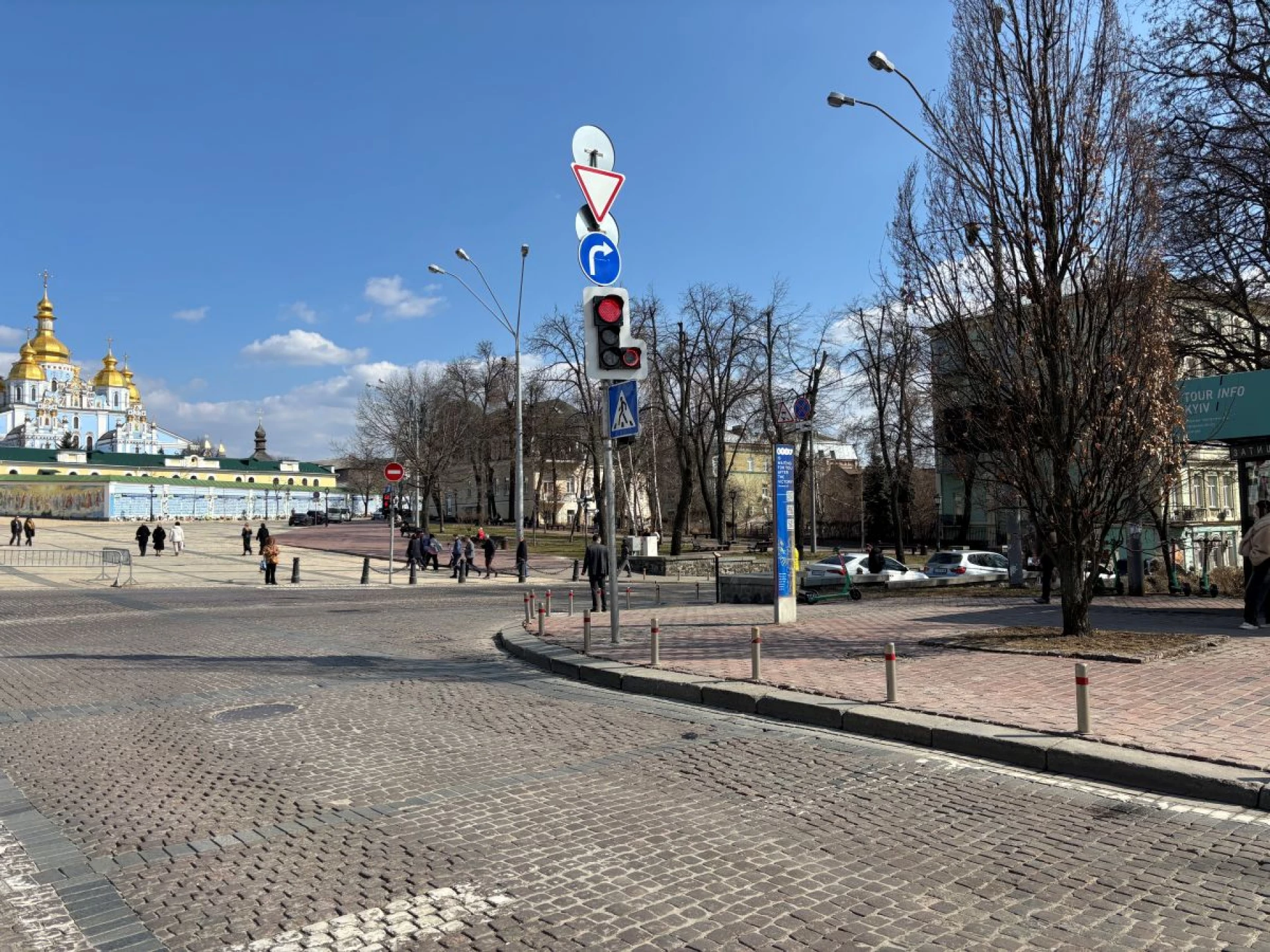 У Києві з’явився перший світлофор із червоним колом заборони