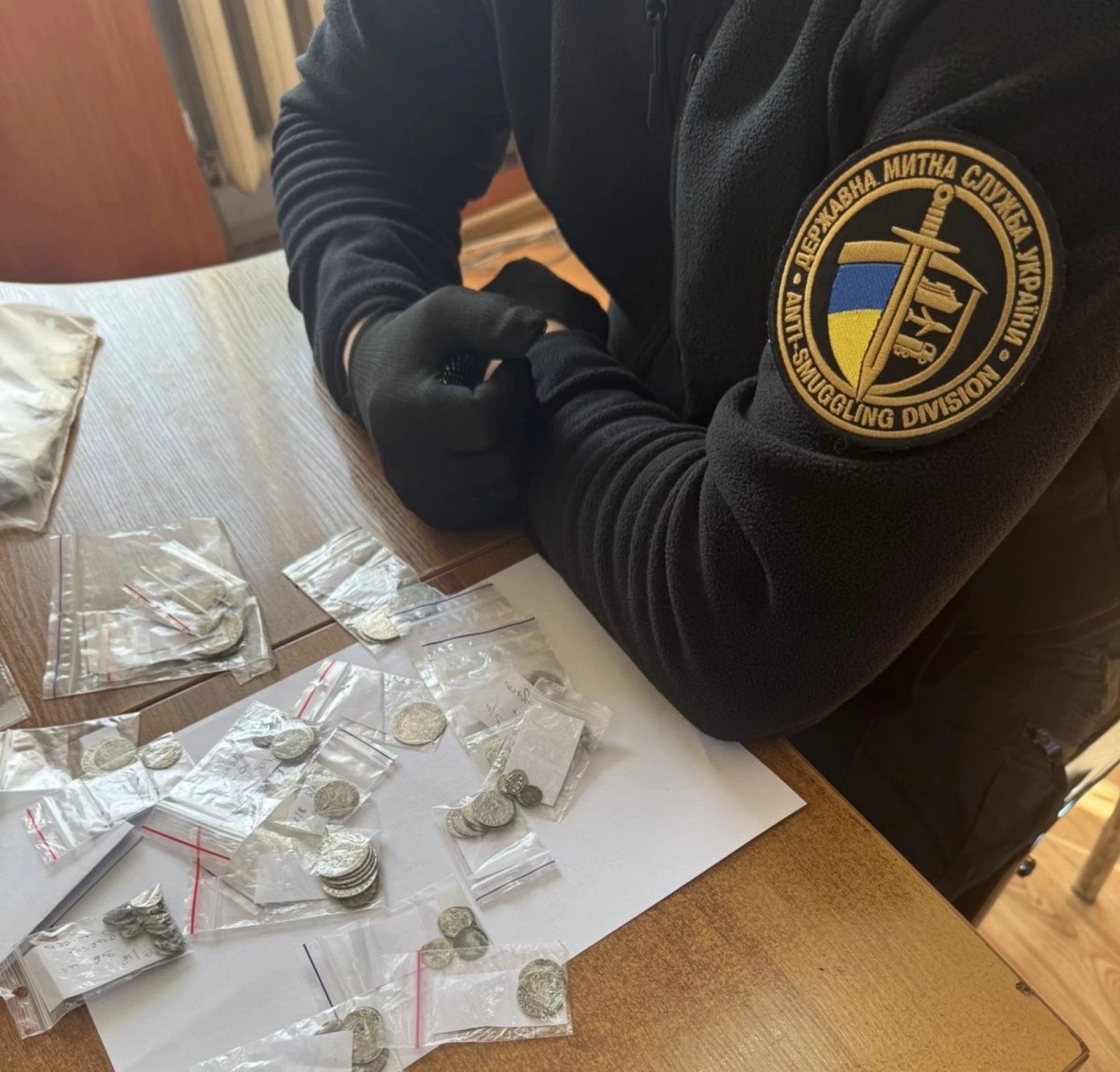 Киянка намагалася вивезти до Польщі колекцію старовинних монет
