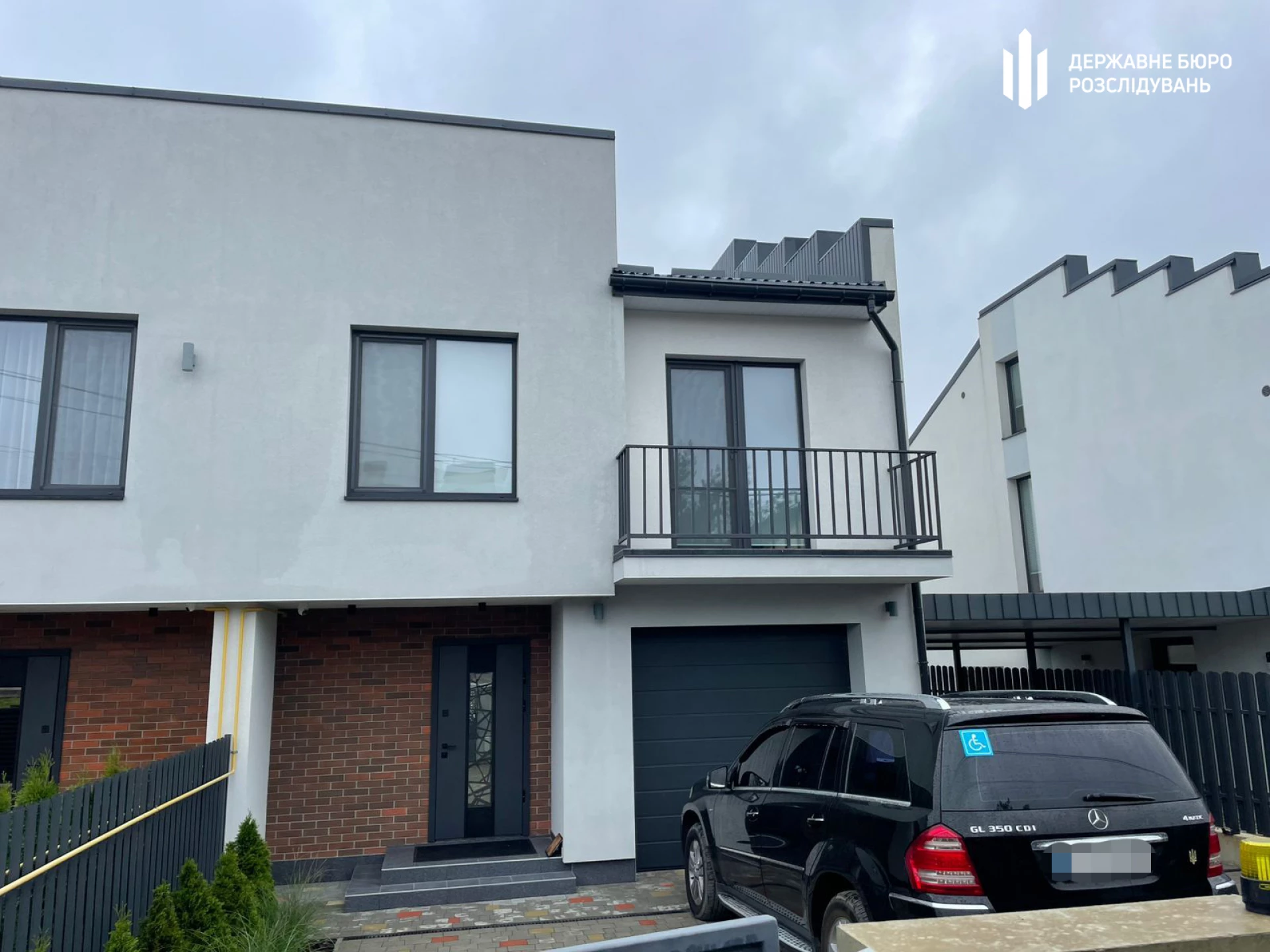 Будинок, земля і авто на родичів — на Львівщині судитимуть керівника ТЦК