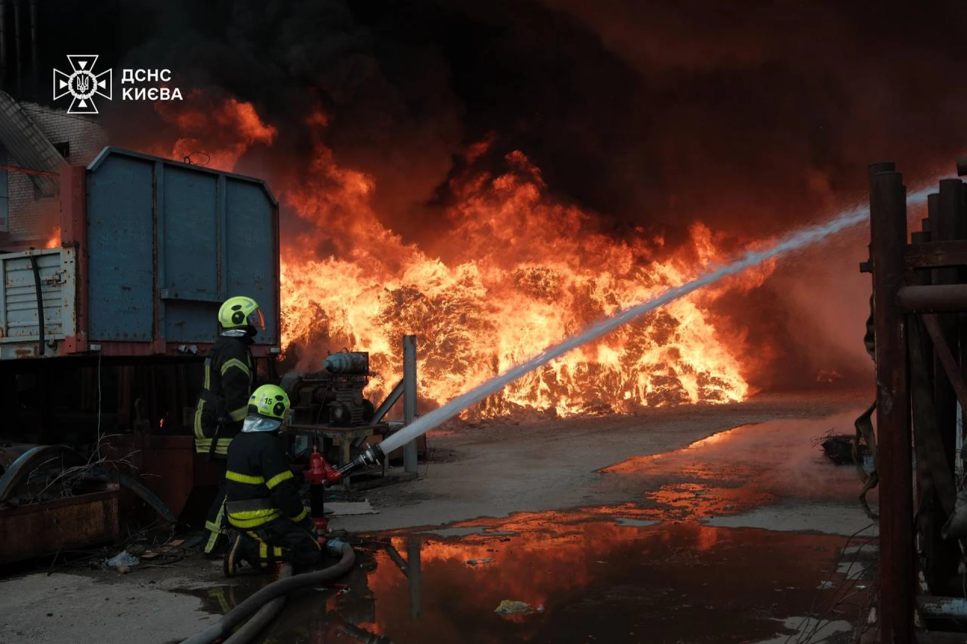 У Голосіївському районі Києва спалахнула масштабна пожежа на підприємстві