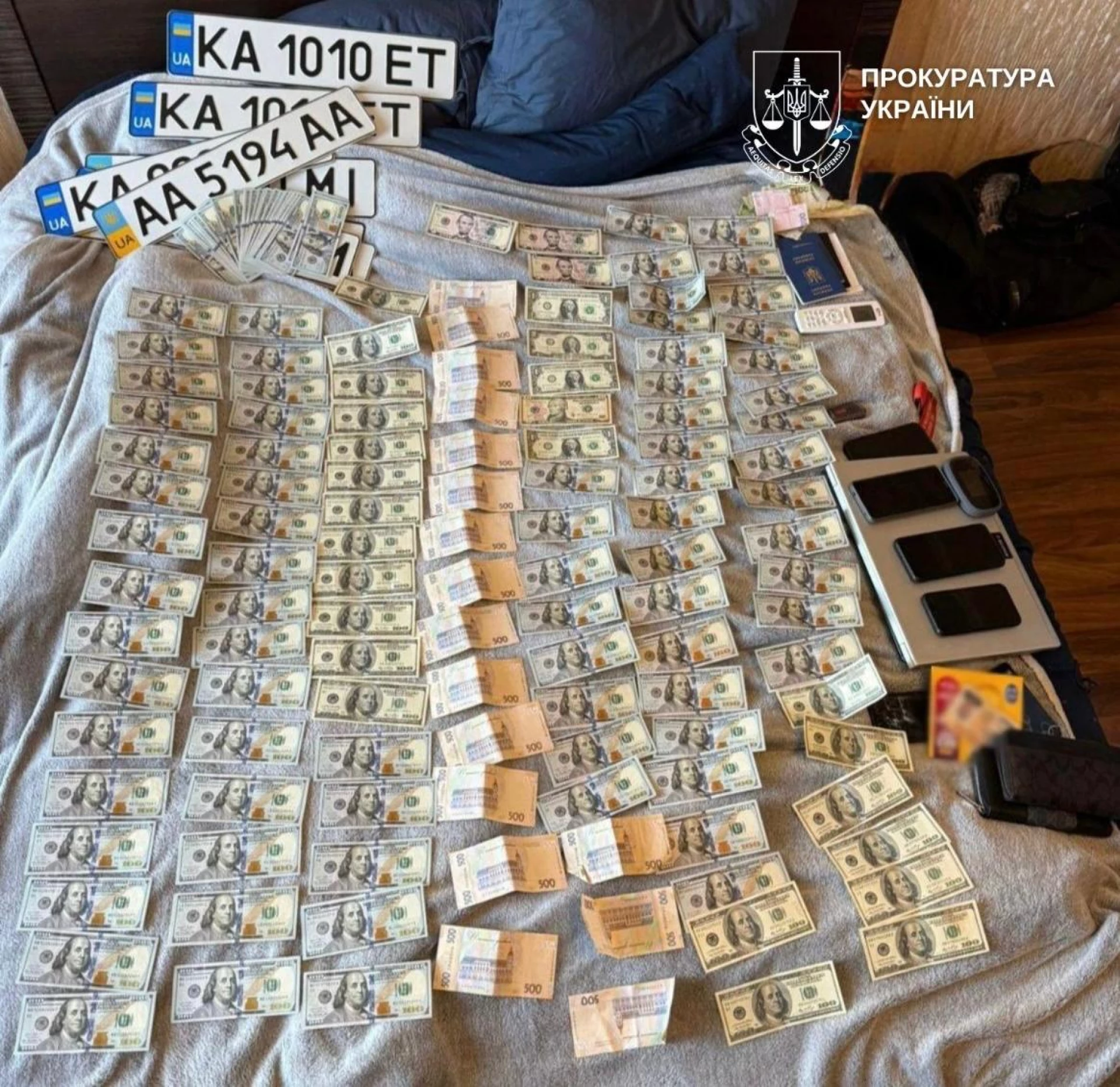 У Києві судитимуть працівника МВС та посередника за продаж «красивих» номерних знаків