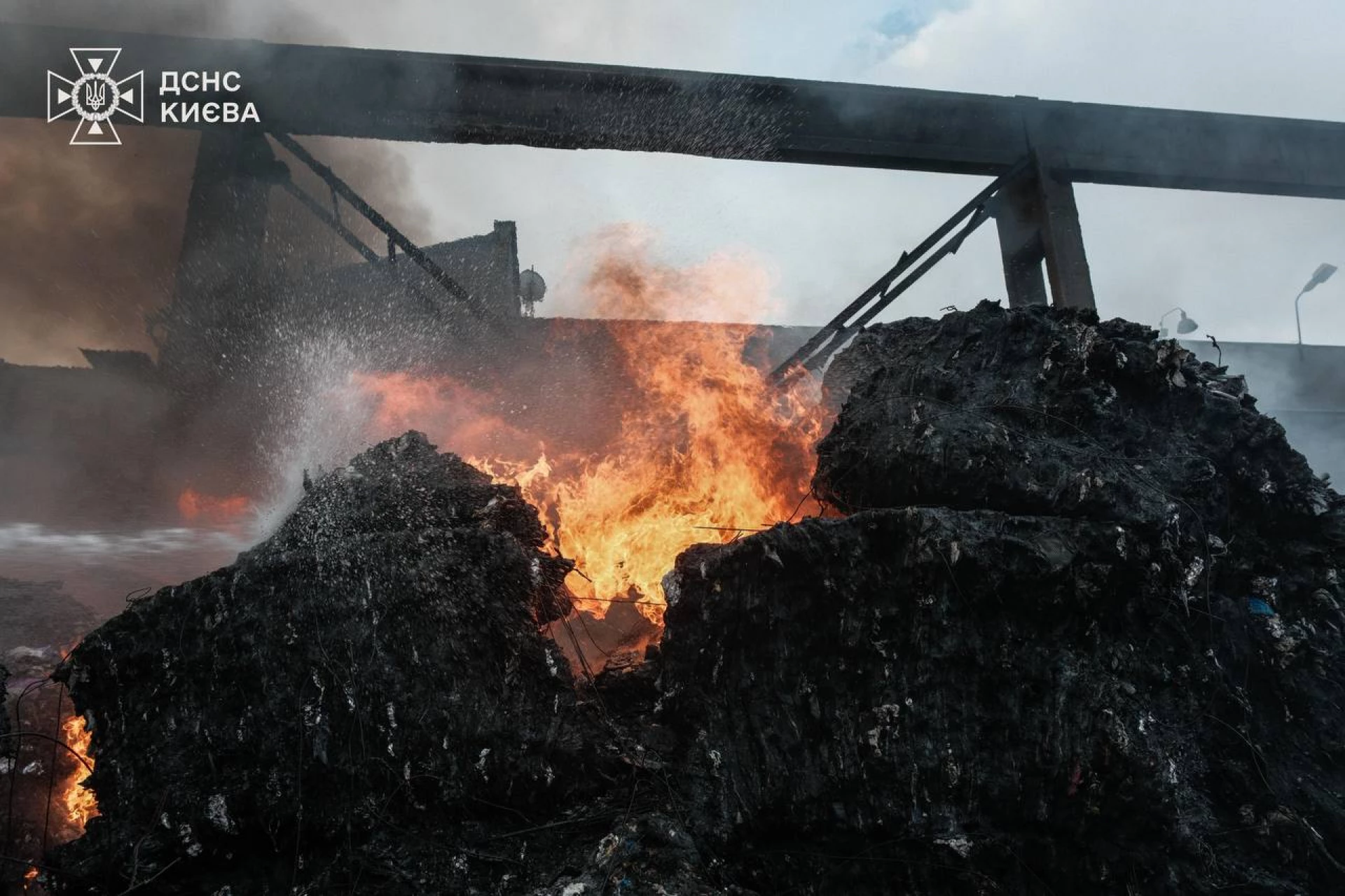 Пожежу на площі понад 2 тисячі кв.м. у Києві ліквідували