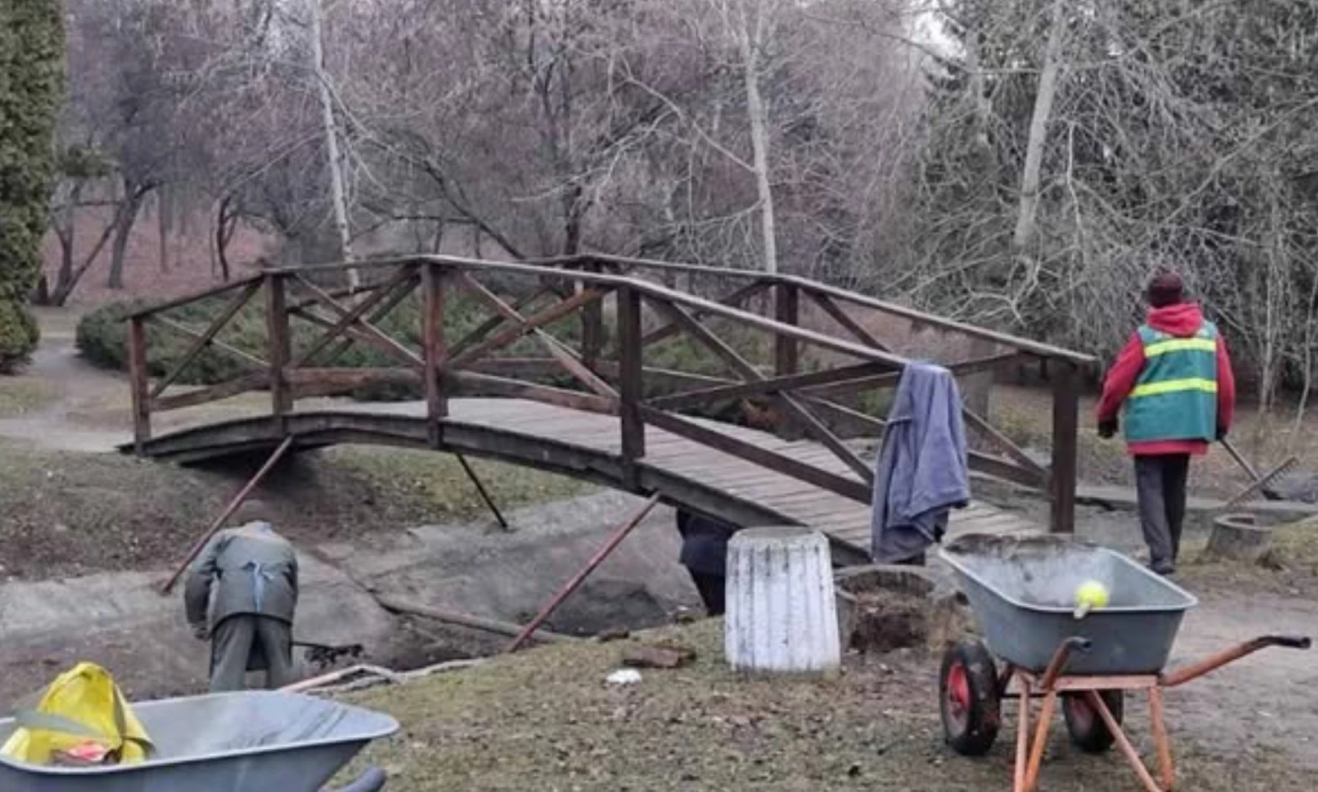 Чистять каскад струмків у черкаському парку Перемоги