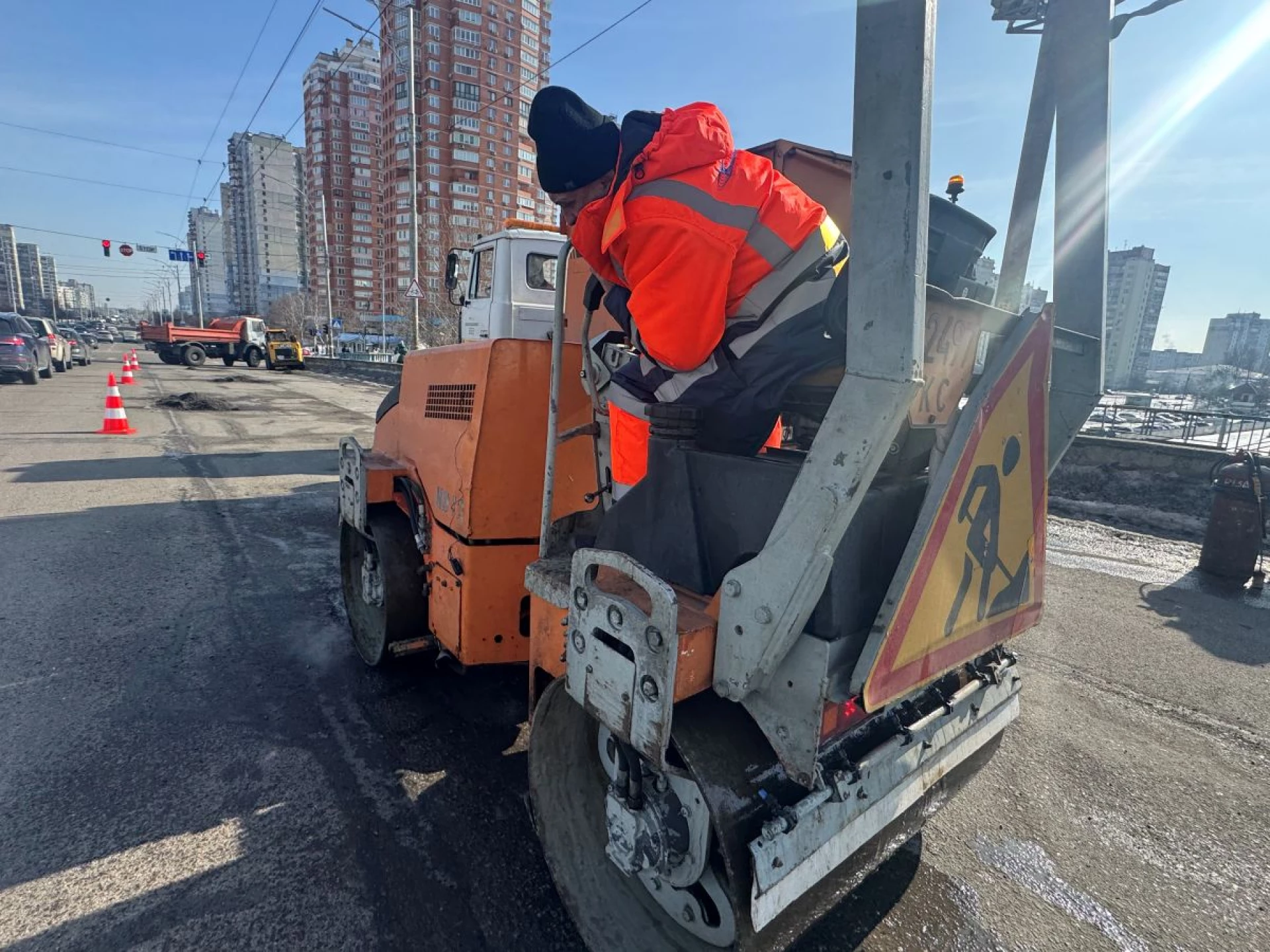 У столиці ліквідовують пошкодження доріг після зимового періоду