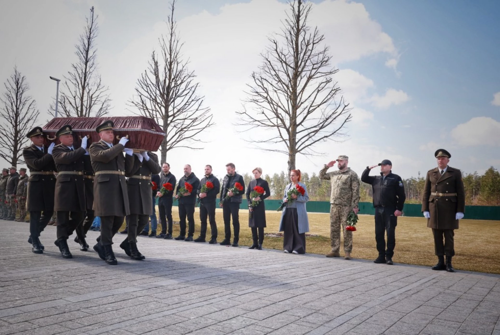 Невідомих захисників поховали на Національному військовому кладовищі