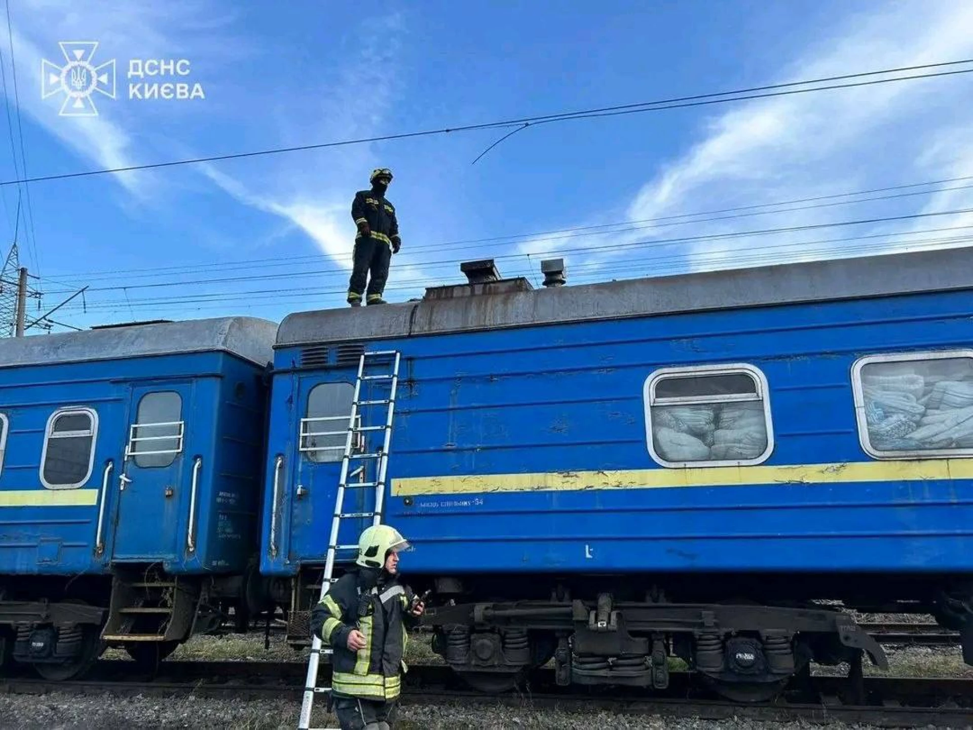 В Укрзалізниці розповіли деталі ураження підлітків струмом на даху поїзда