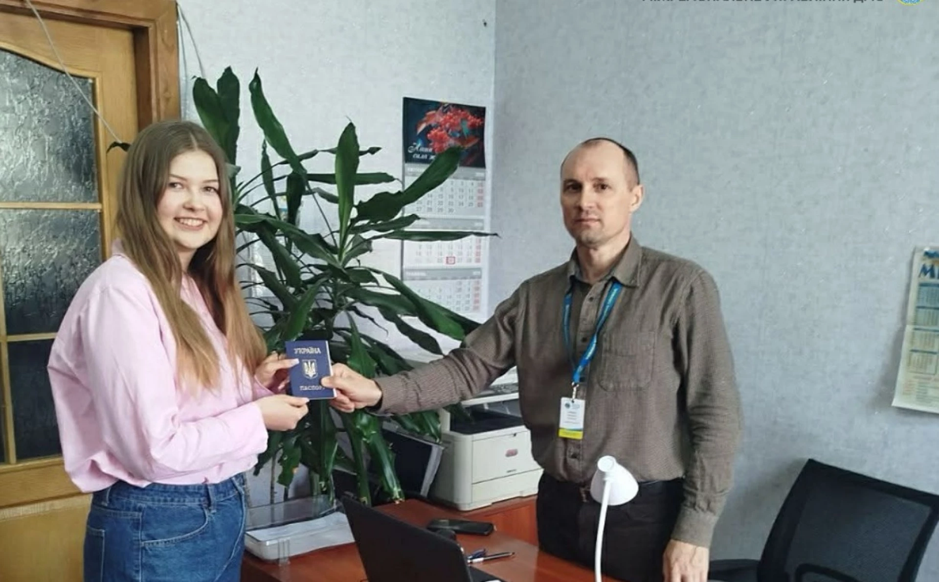На Черкащині науковиці швидко вклеїли фото у паспорт, щоб вона потрапила на стажування
