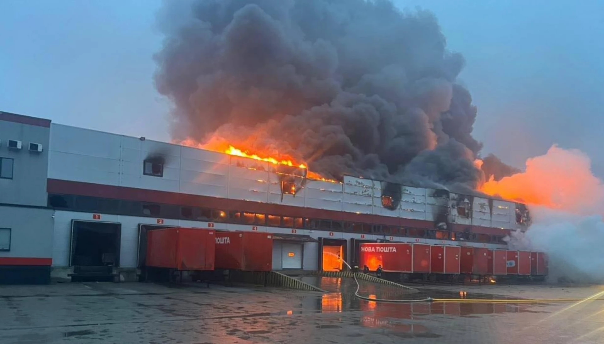 «Шахеди» знищили термінал «Нової пошти»: вирує пожежа