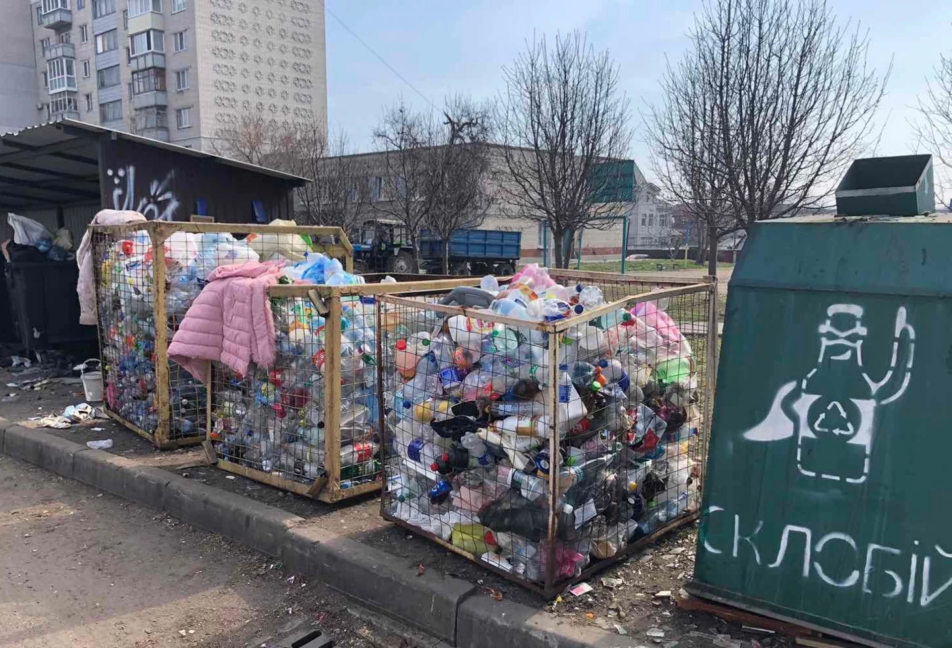 У Черкасах штрафували компанію, яка не вивезла пляшки з контейнерів біля смітників