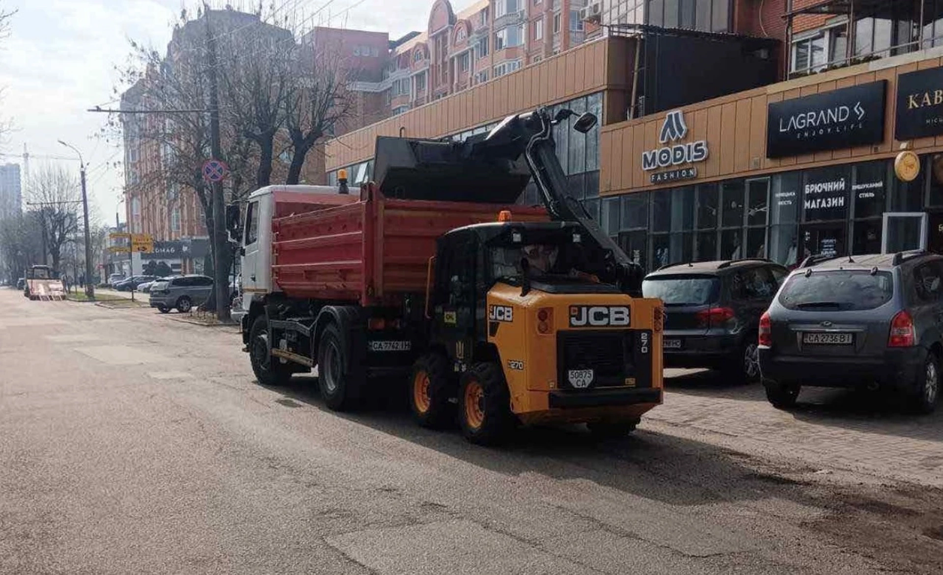 У Черкасах ремонтують дорожнє покриття на бульварі Шевченка