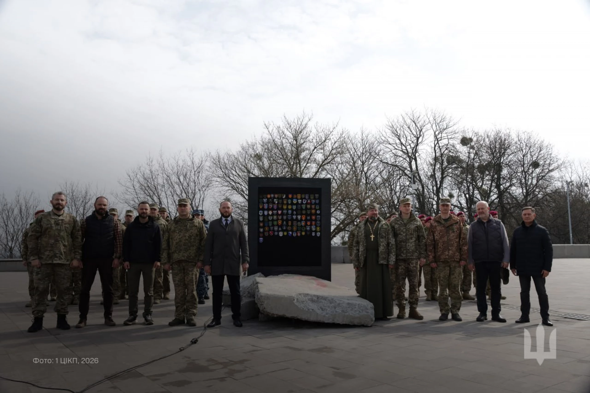 У столиці відкрили пам’ятний знак із плити Гостомельського аеропорту