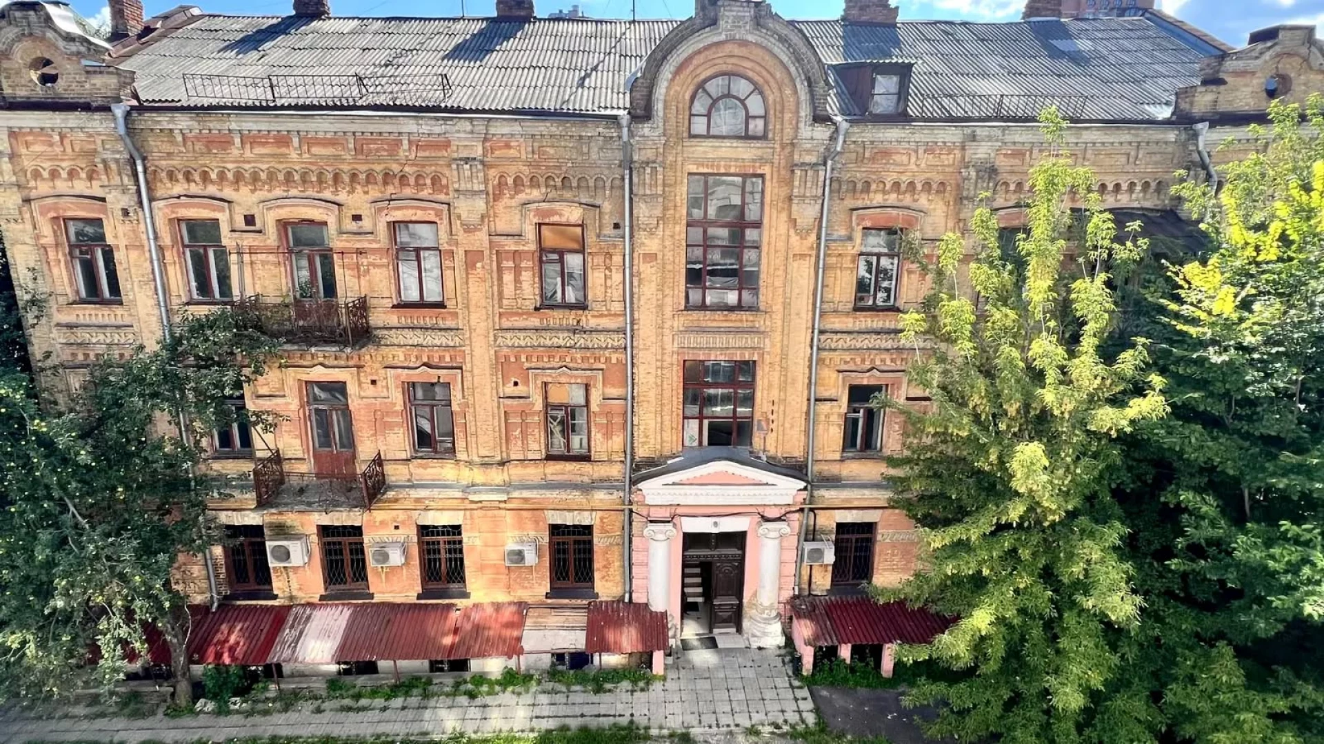 Прокуратура через суд вимагає привести до ладу старовинний будинок на Ярославовому Валу