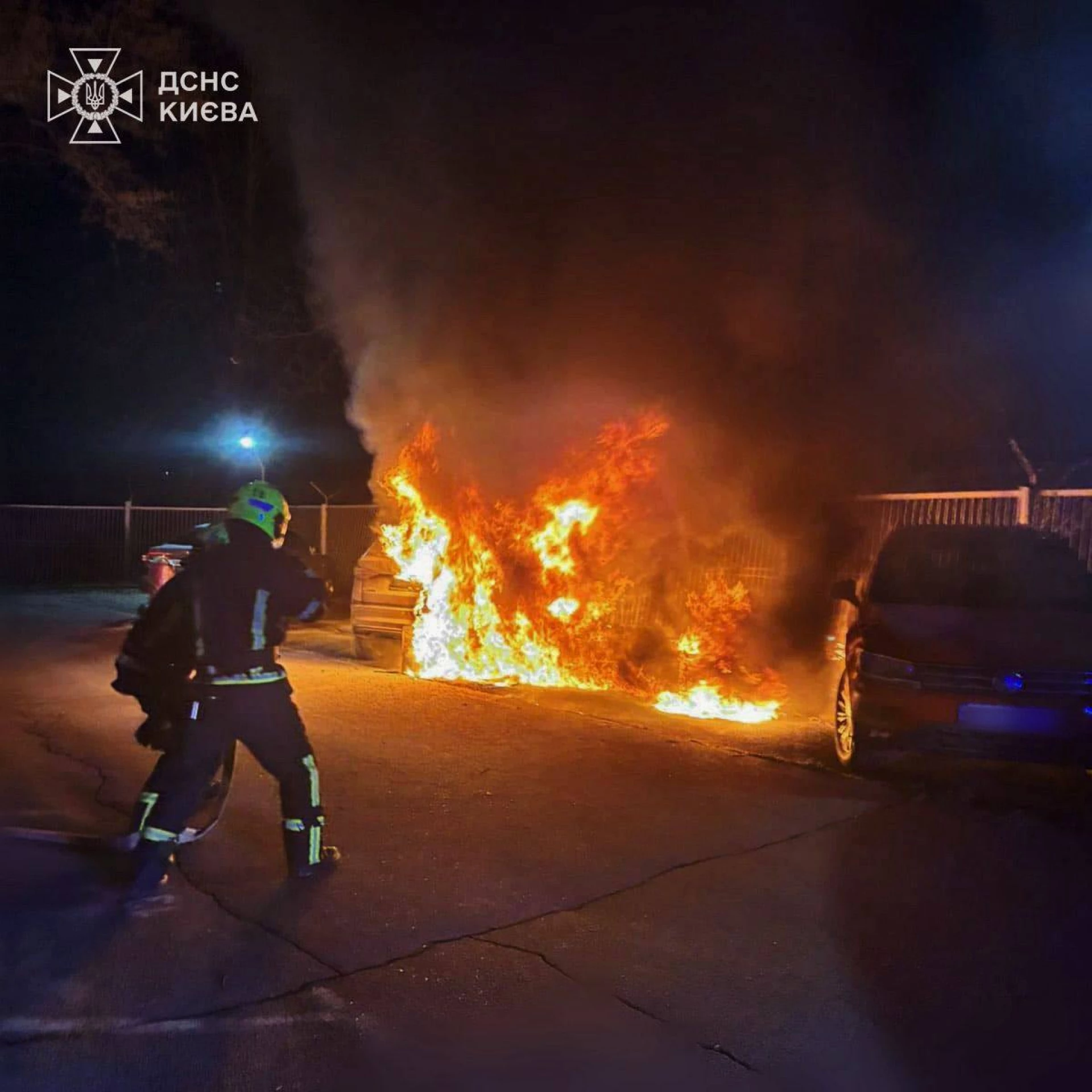 У Києві згорів автомобіль