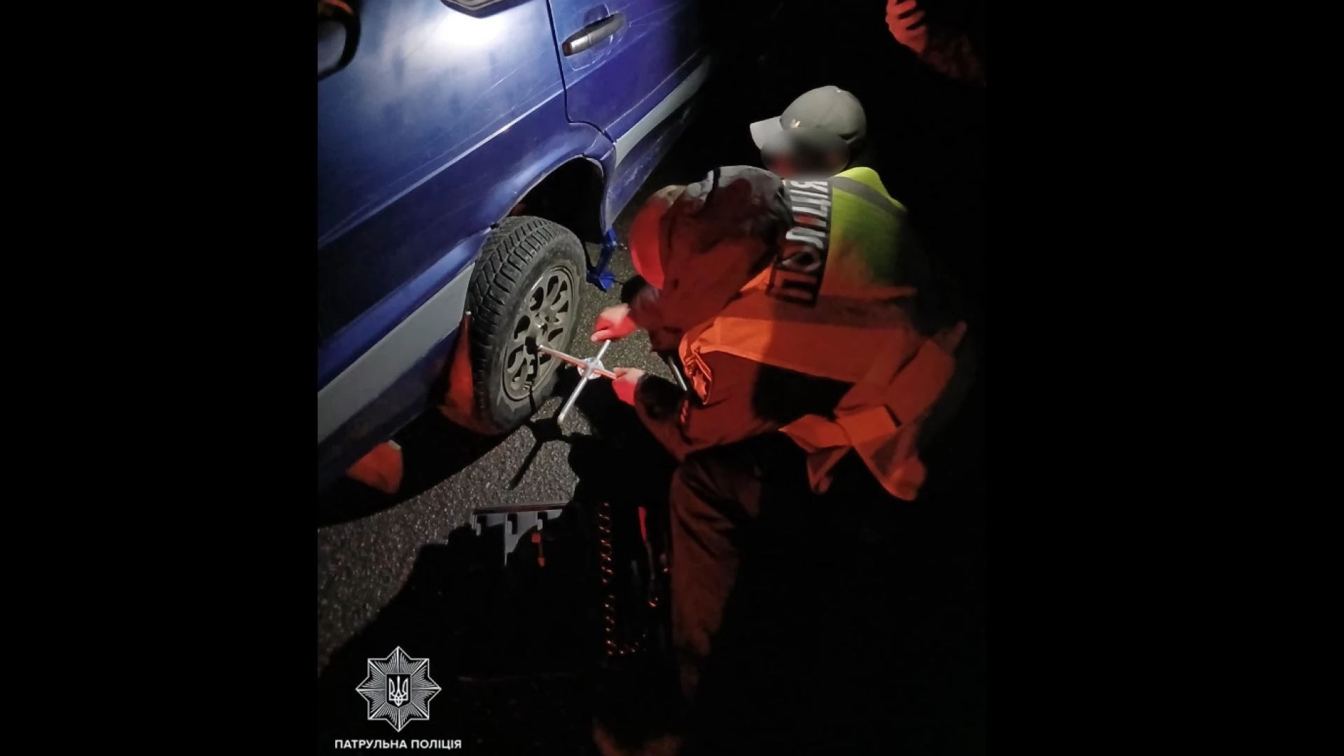 Патрульні допомогли замінити колесо водієві ВАЗу біля Умані