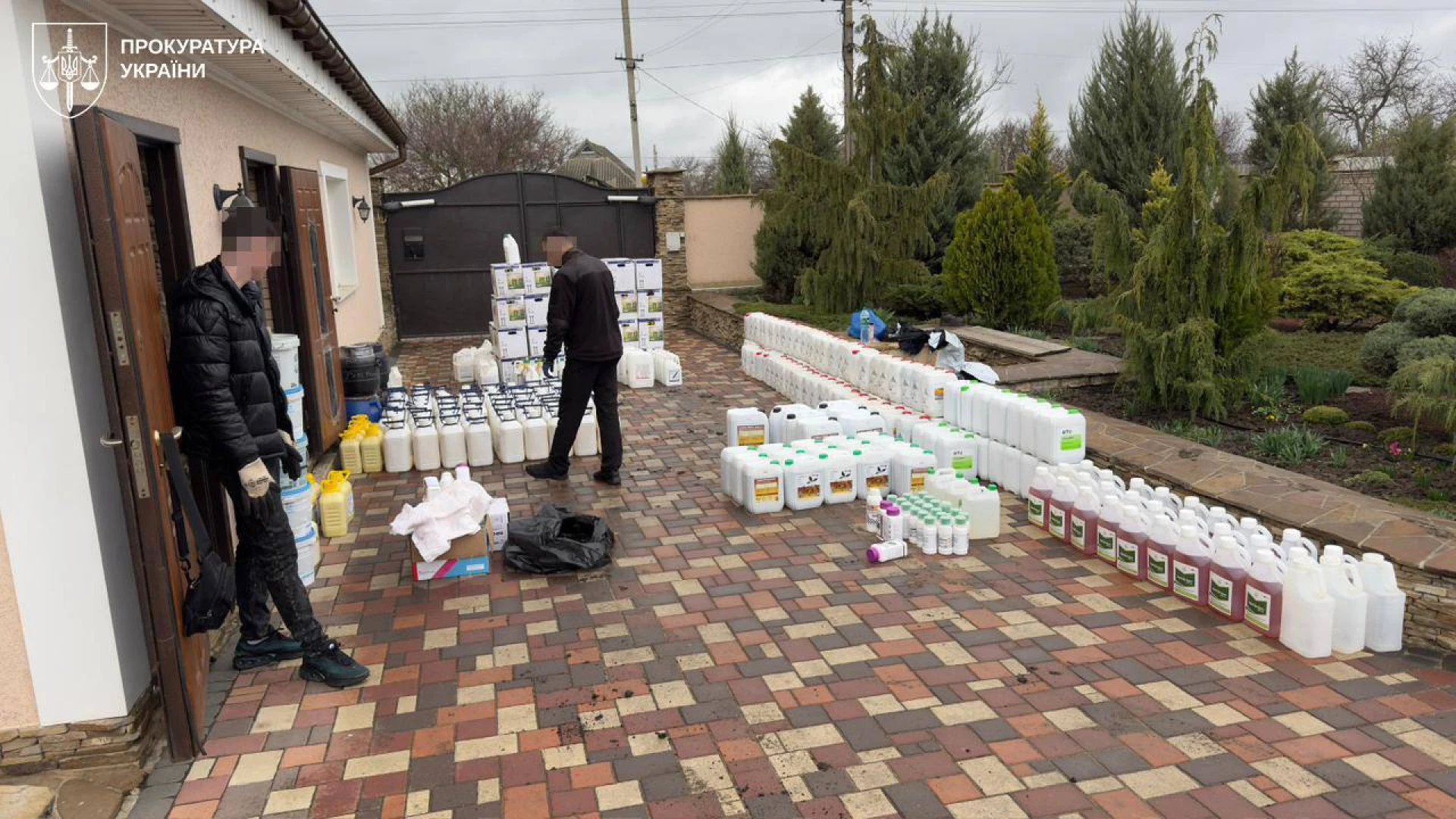 Фальсифікат із цементом під виглядом світових брендів продавали на Черкащині