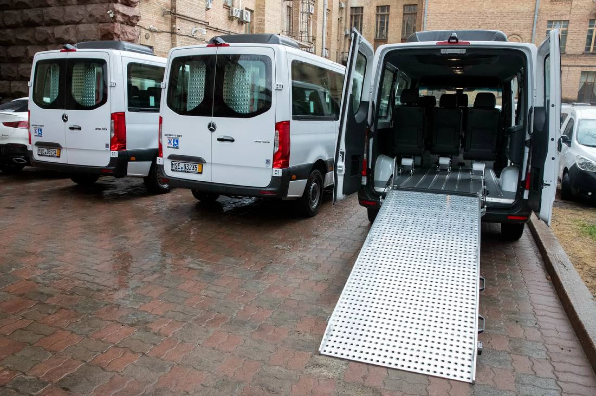 Київ отримав три нові мікроавтобуси для перевезення дітей з інвалідністю