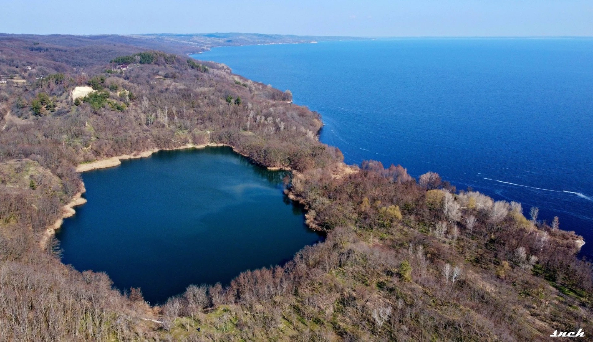 Блакитне озеро, покинуті будинки і квіти – весна в селі Бучак Черкаської області. Фото
