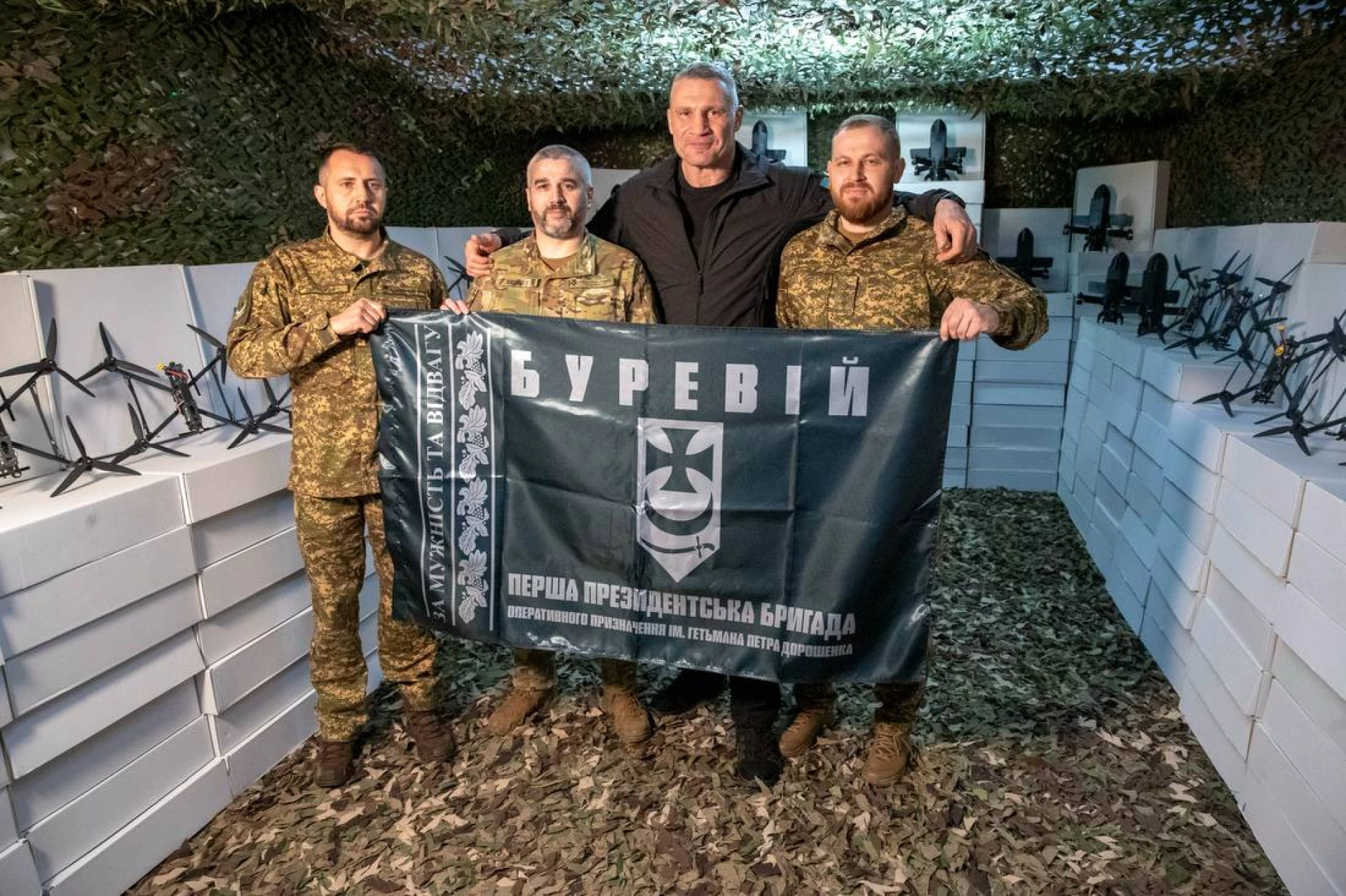 Від громади Києва Кличко передав на фронт 1100 БпЛА різних типів