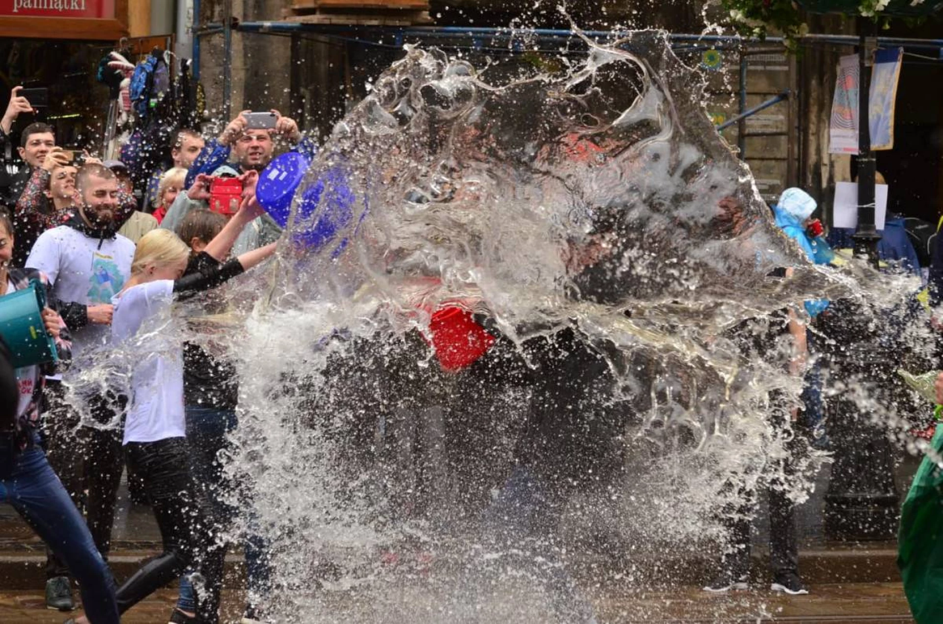 Світлий понеділок 2026: традиції, заборони після Великодня, кого обливають водою та як святкують