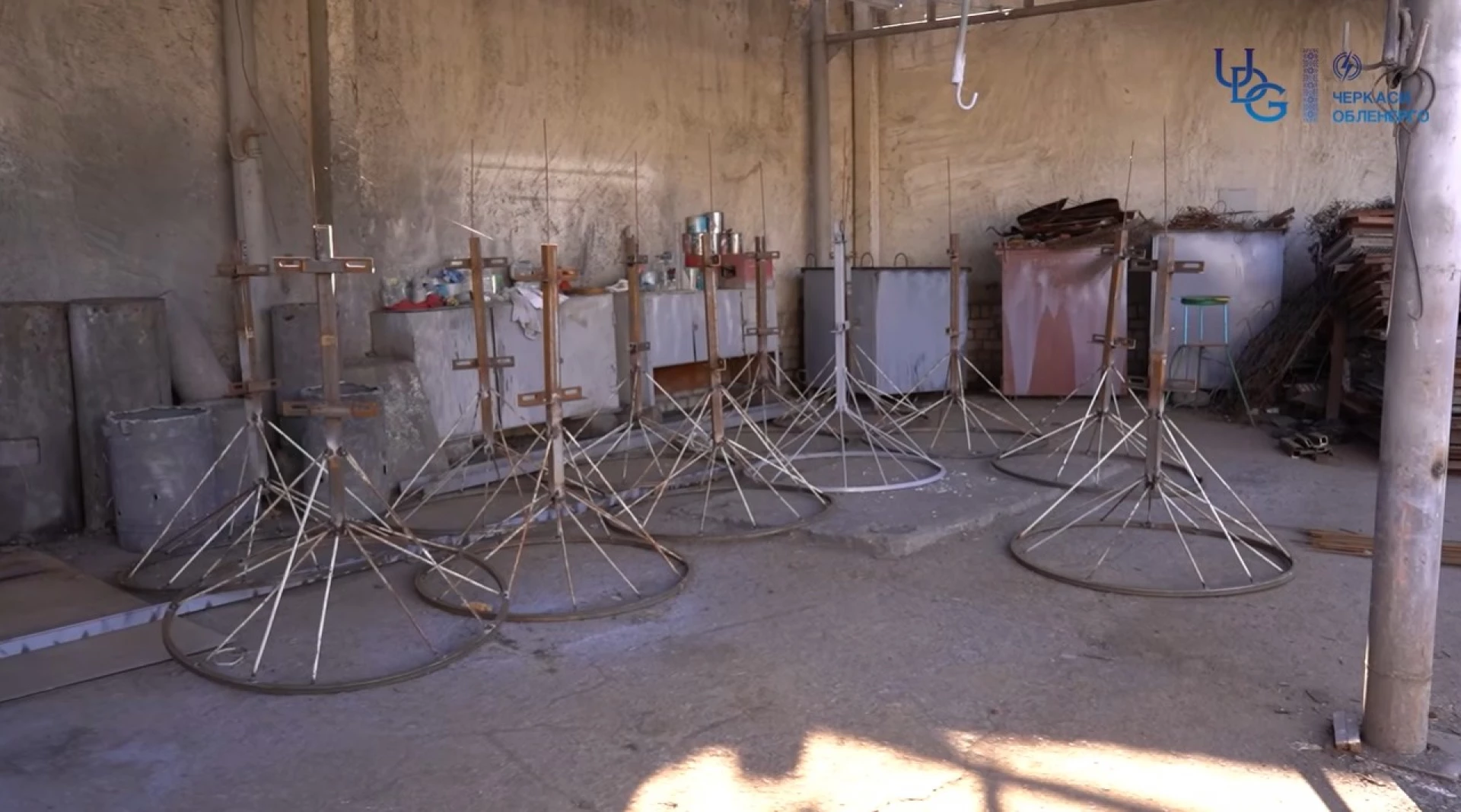 Штучні гнізда для лелек створюють черкаські енергетики. Відео