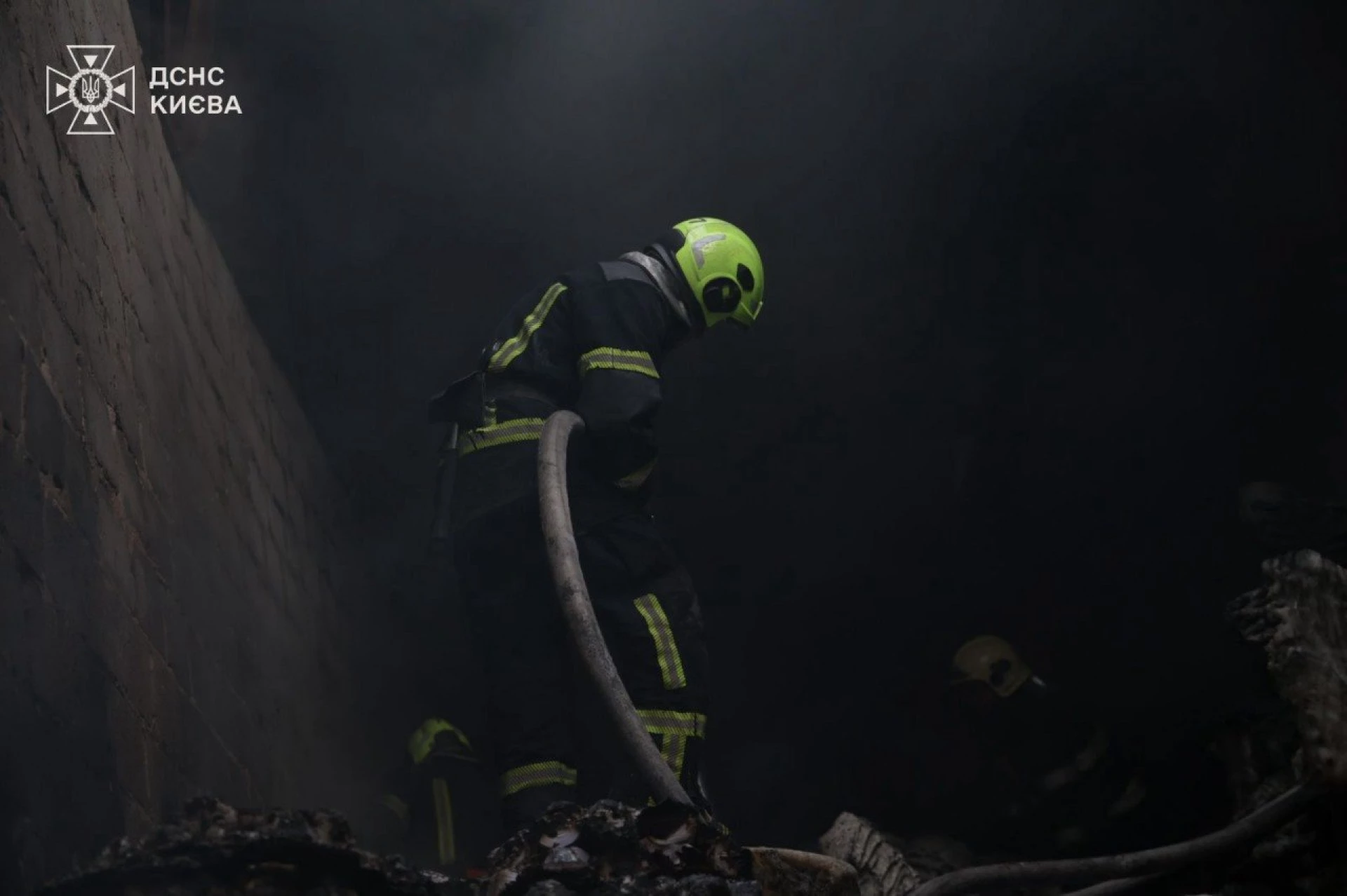 У Києві ліквідували пожежі після обстрілу: працюють понад 300 рятувальників