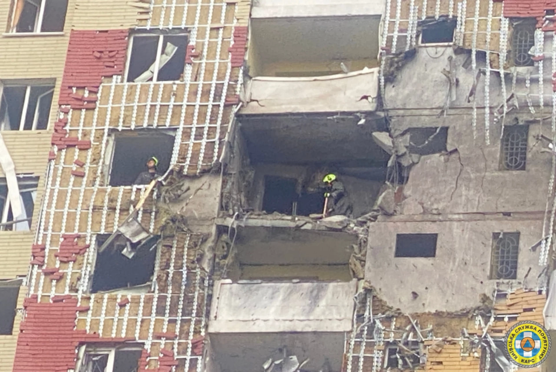 Рятувальники КАРС ліквідовують наслідки атаки в Подільському районі Києва