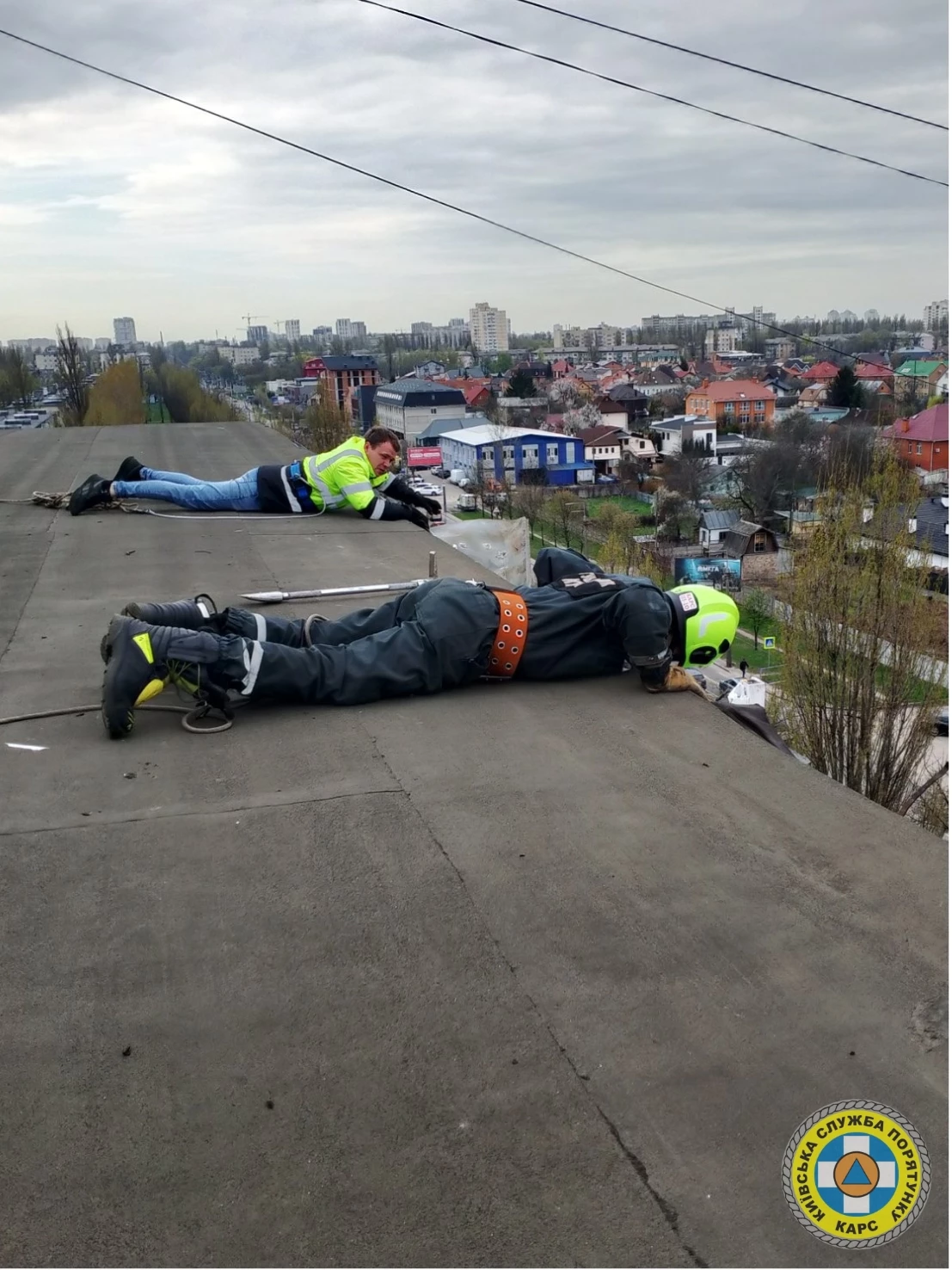 Рятувальники КАРС ліквідовують наслідки атаки в Подільському районі Києва