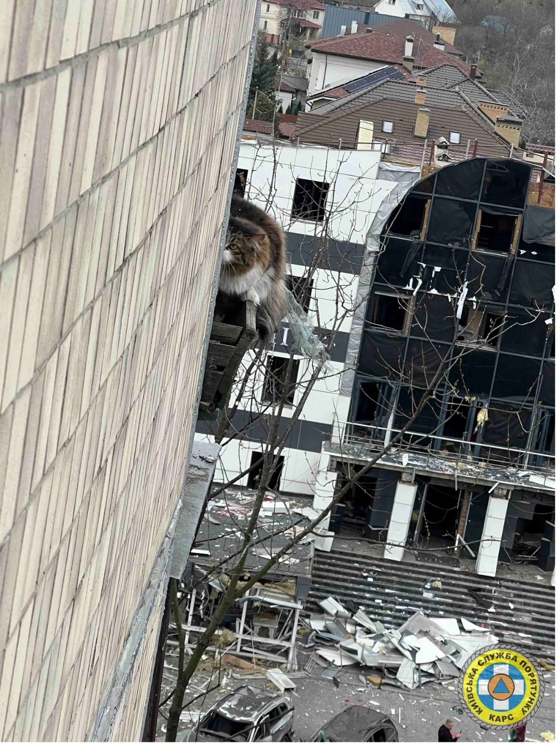 Рятувальники КАРС ліквідовують наслідки атаки в Подільському районі Києва