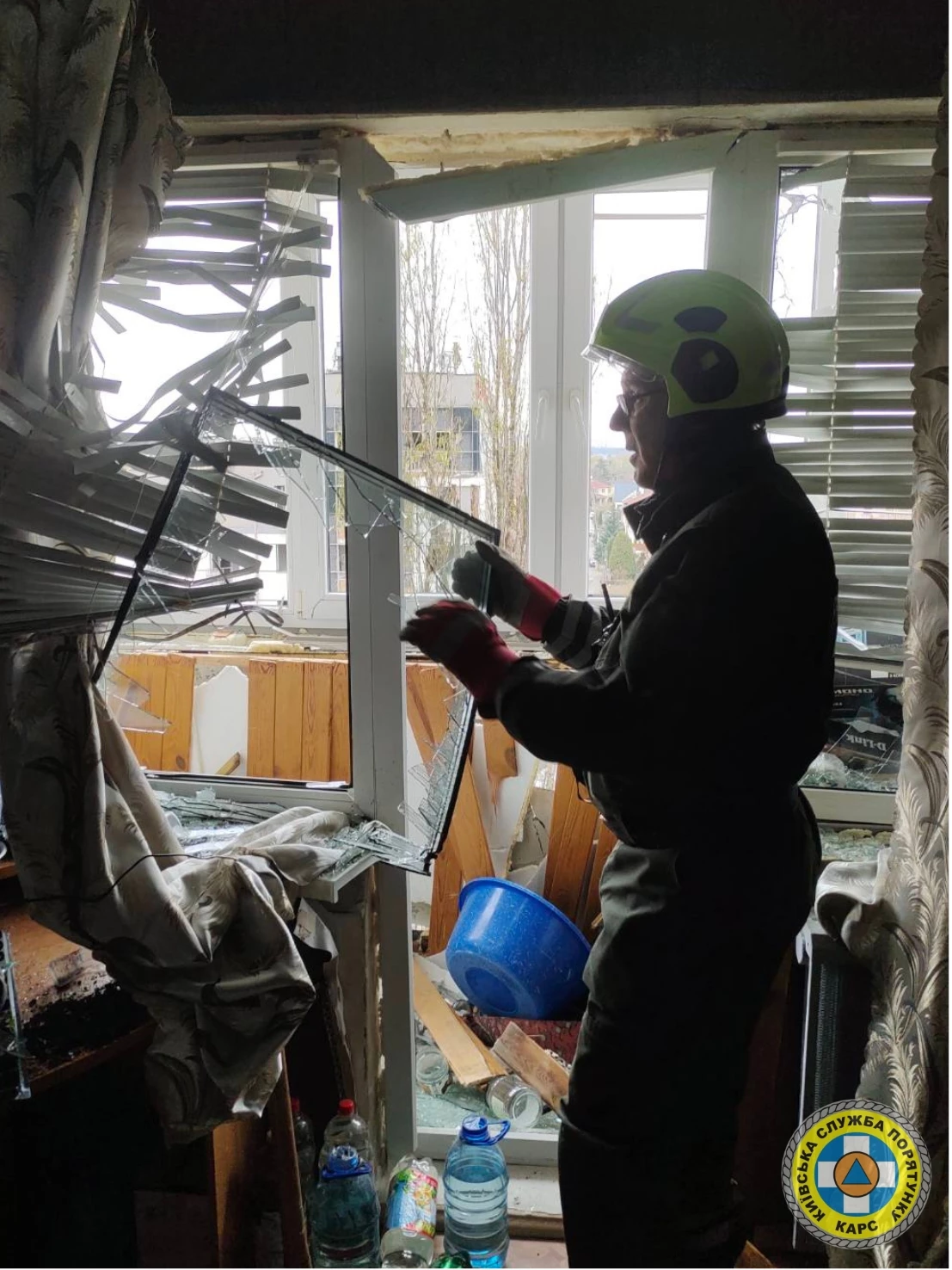 Рятувальники КАРС ліквідовують наслідки атаки в Подільському районі Києва