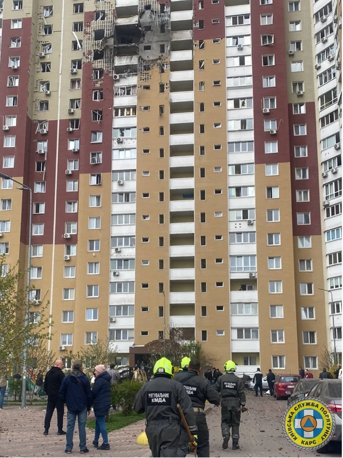 Рятувальники КАРС ліквідовують наслідки атаки в Подільському районі Києва