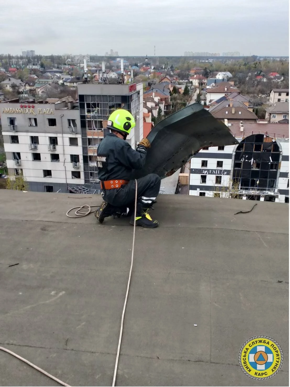 Рятувальники КАРС ліквідовують наслідки атаки в Подільському районі Києва