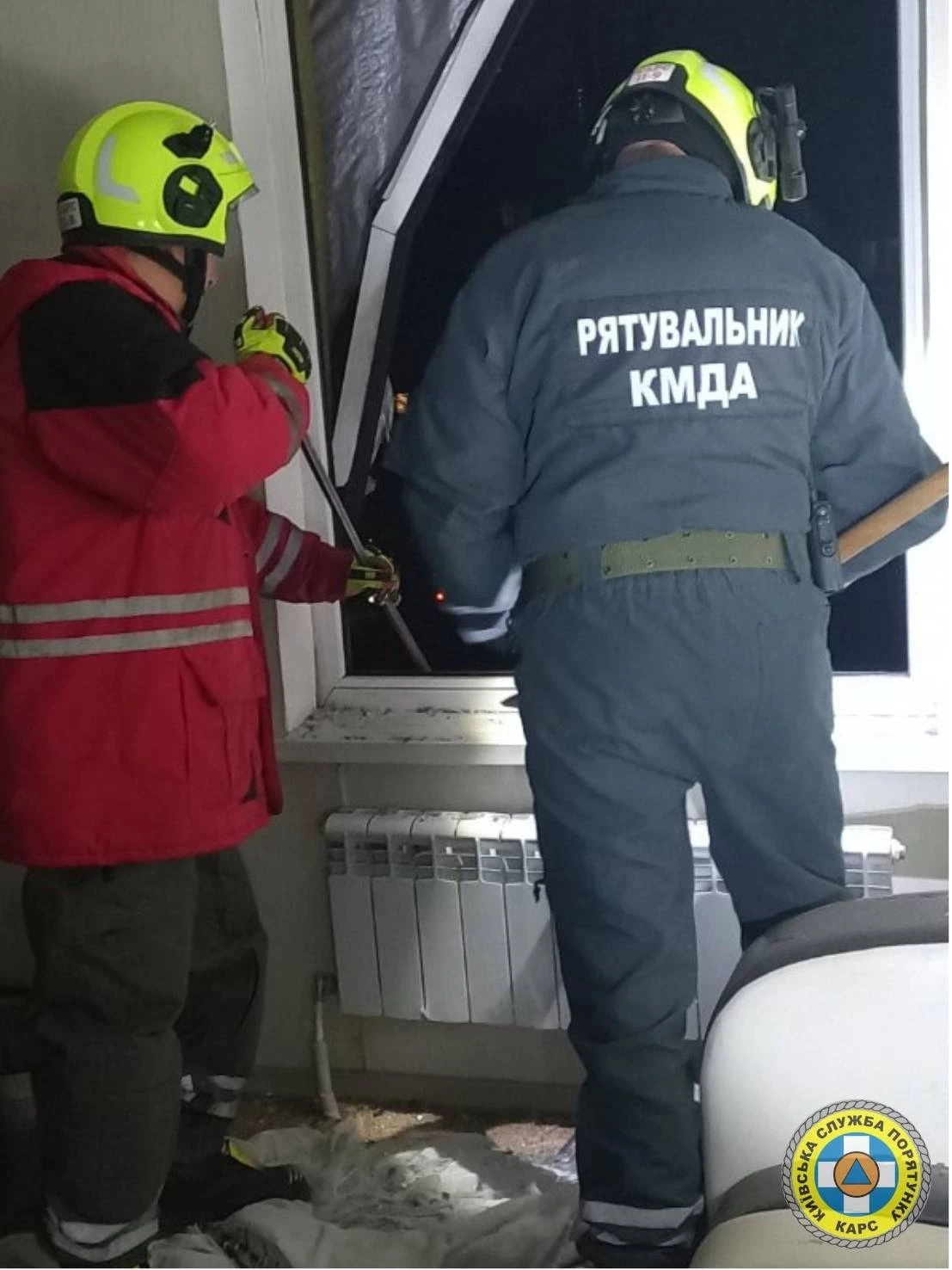 Рятувальники КАРС ліквідовують наслідки атаки в Подільському районі Києва