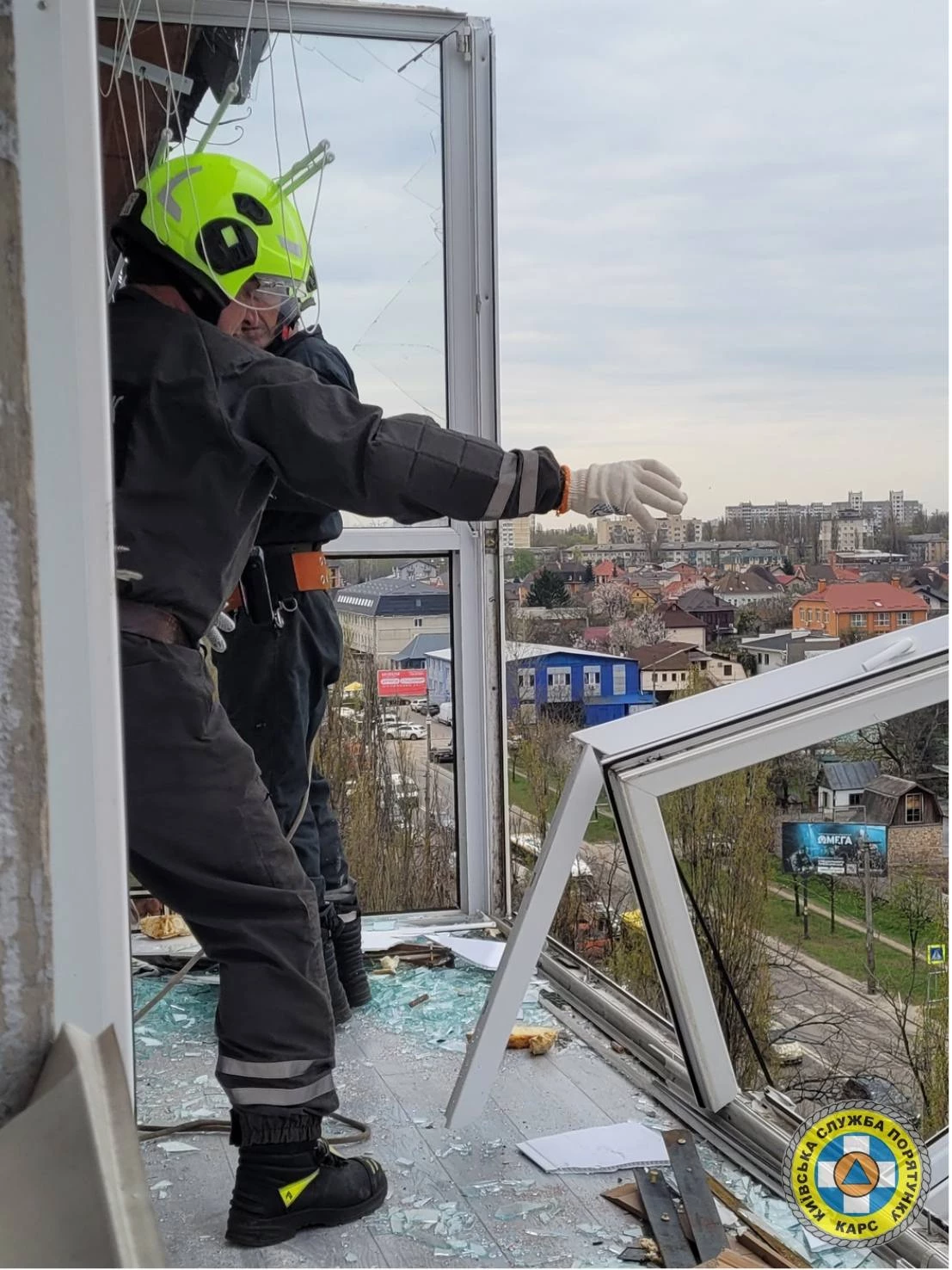 Рятувальники КАРС ліквідовують наслідки атаки в Подільському районі Києва