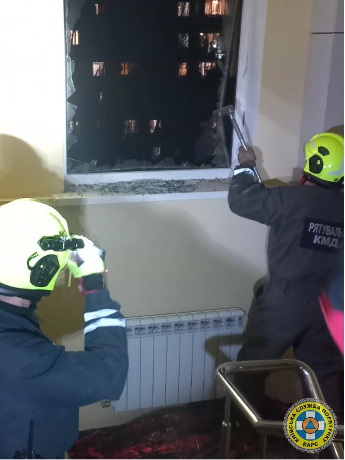 Рятувальники КАРС ліквідовують наслідки атаки в Подільському районі Києва