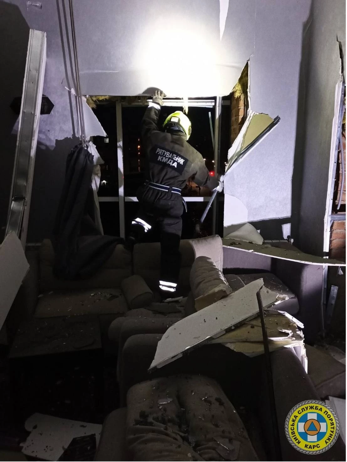 Рятувальники КАРС ліквідовують наслідки атаки в Подільському районі Києва