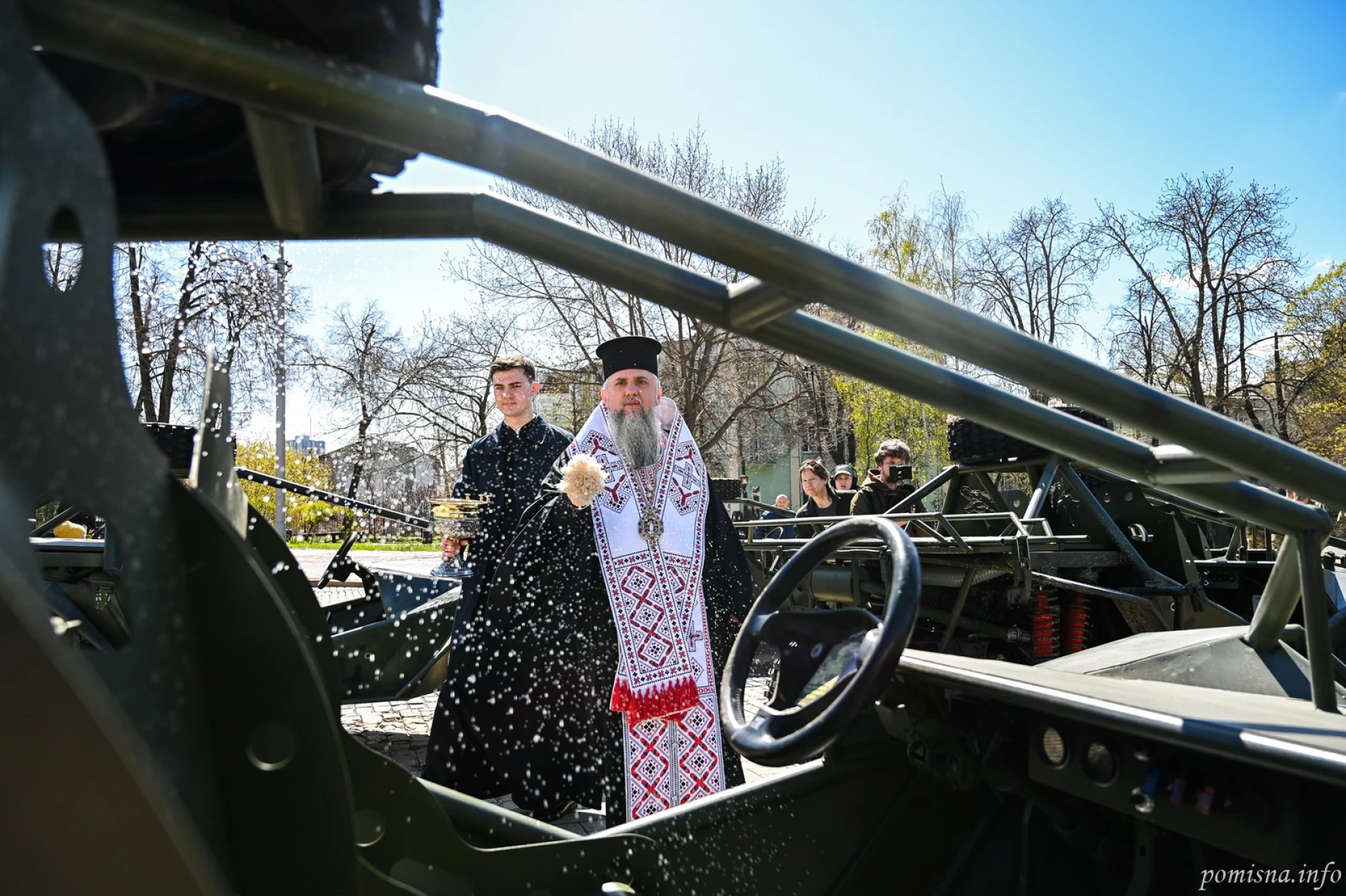 Митрополит Епіфаній благословив для захисників України спеціалізовані авто