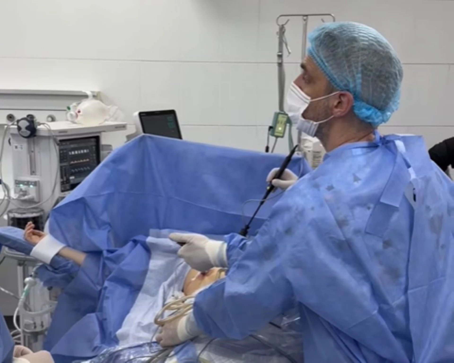 Київські лікарі прооперували 15-річну дівчину з каменем у жовчному міхурі