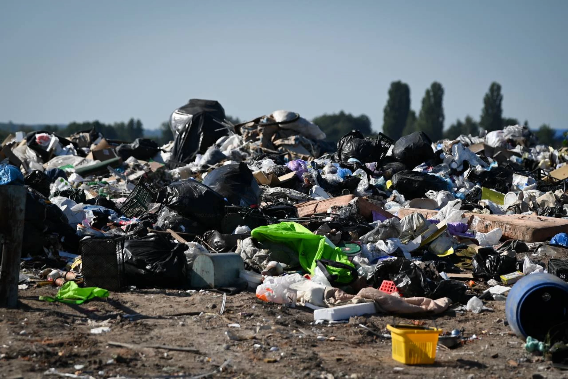 Сміттєзвалища на Київщині збільшуються: як влада збирається вирішувати проблему